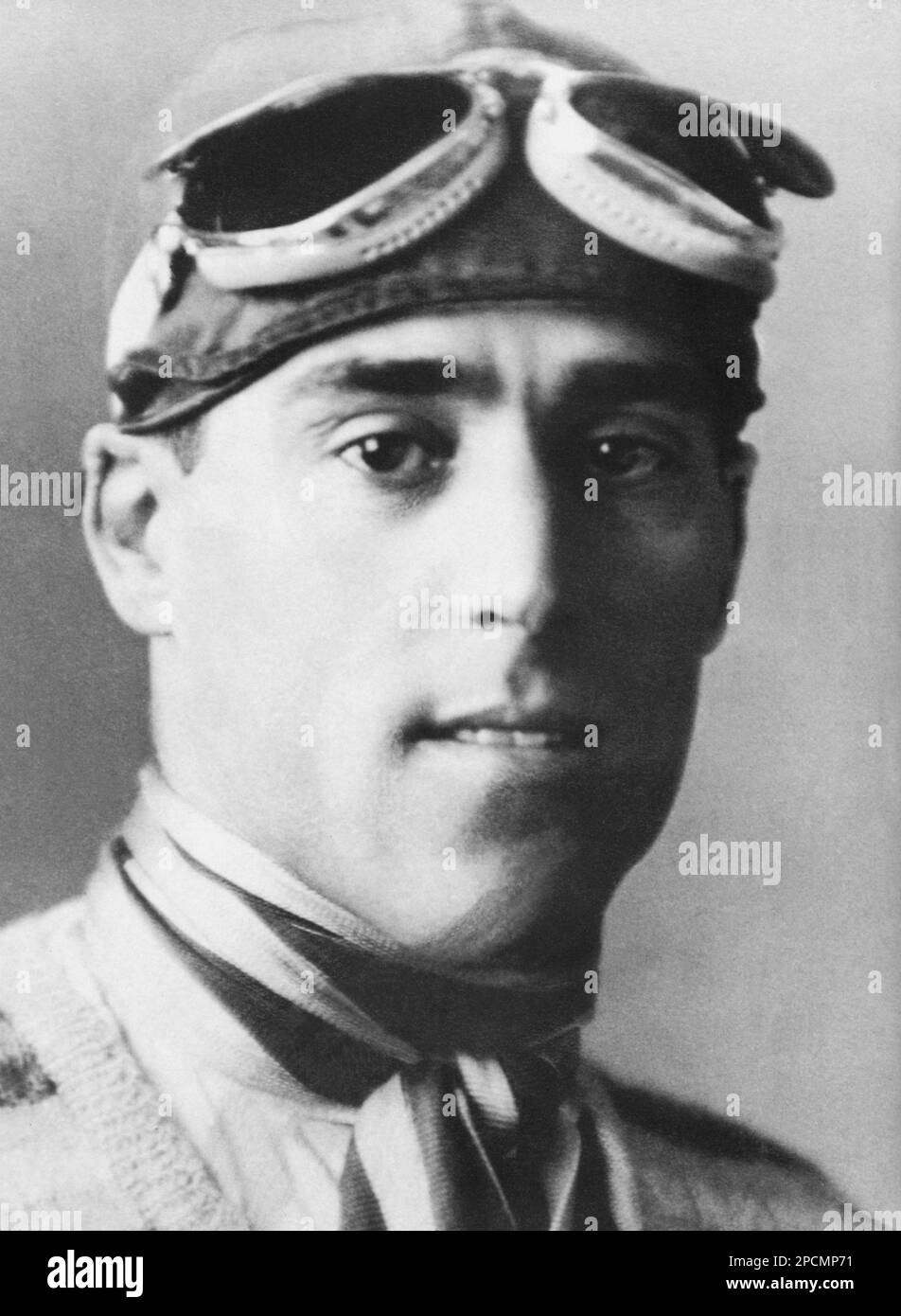 1928 CA, ITALIE : légendaire pilote de moto et de voiture de course italien TAZIO NUVOLARI ( 1892 - 1953 ) - SPORT - AUTOMOBILISMO - gara automilistica - AUTOMOBILE - corsa - AUTO - VOITURE - PHOTO D'HISTOIRE - FOTO STORICA STORICHE - MilleMiglia - AUTOilismo - chapeau - cappello -- -- Archivio GBB Banque D'Images