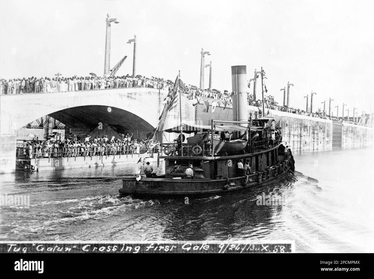 PANAMA , 24 septembre 1913 : Tug Gatun franchissant la première porte 1913 du canal de Panama - GÉOGRAPHIE - GEOGRAFIA - FOTO STORICHE - HISTOIRE - HISTORIQUE - CANALE DI PANAMA - CENTRO AMERICA - CANAL DE PANAMA --- Archivio GBB Banque D'Images