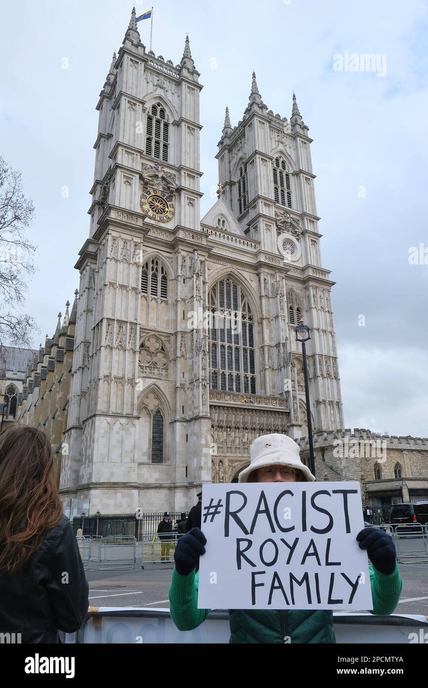 Londres, Royaume-Uni. 13th mars 2023. Le groupe de pression Republic a organisé une manifestation « pas mon roi » sur un écriteau jaune avant l'arrivée du roi à l'abbaye de Westminster pour le service annuel de la Journée du Commonwealth. L'organisation cherche à supprimer la monarchie et à la remplacer par un chef d'Etat démocratiquement élu. Crédit : onzième heure Photographie/Alamy Live News Banque D'Images