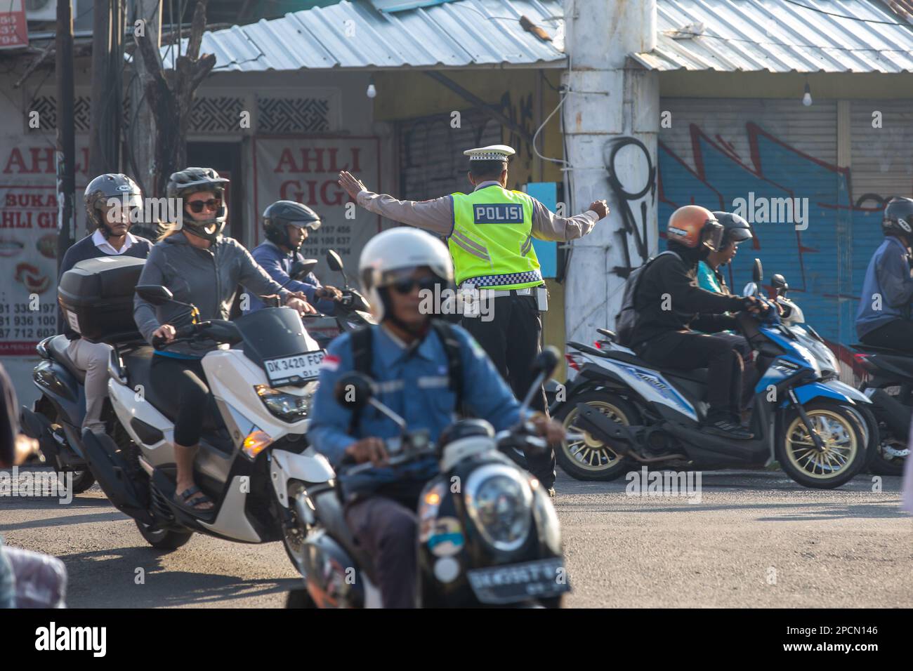 Canggu, Bali, Indonésie - 14 mars 2023 : policier dirigeant la circulation dans les rues de Canggu, Bali, Indonésie. Banque D'Images