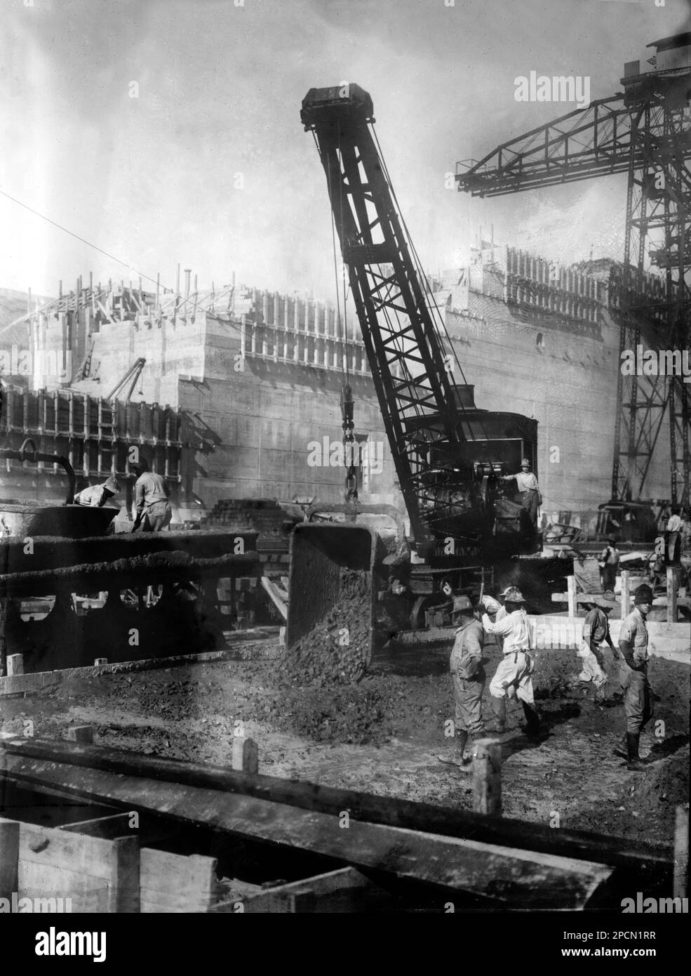 PANAMA : Construction du canal de Panama, 1908 CA écluses Pedro Miguel . Grue auxiliaire de déversement de béton, canal de Panama . - GÉOGRAPHIE - GEOGRAFIA - FOTO STORICHE - HISTOIRE - HISTORIQUE - CANALE DI PANAMA - CENTRO AMERICA --- ARCHIVIO GBB Banque D'Images