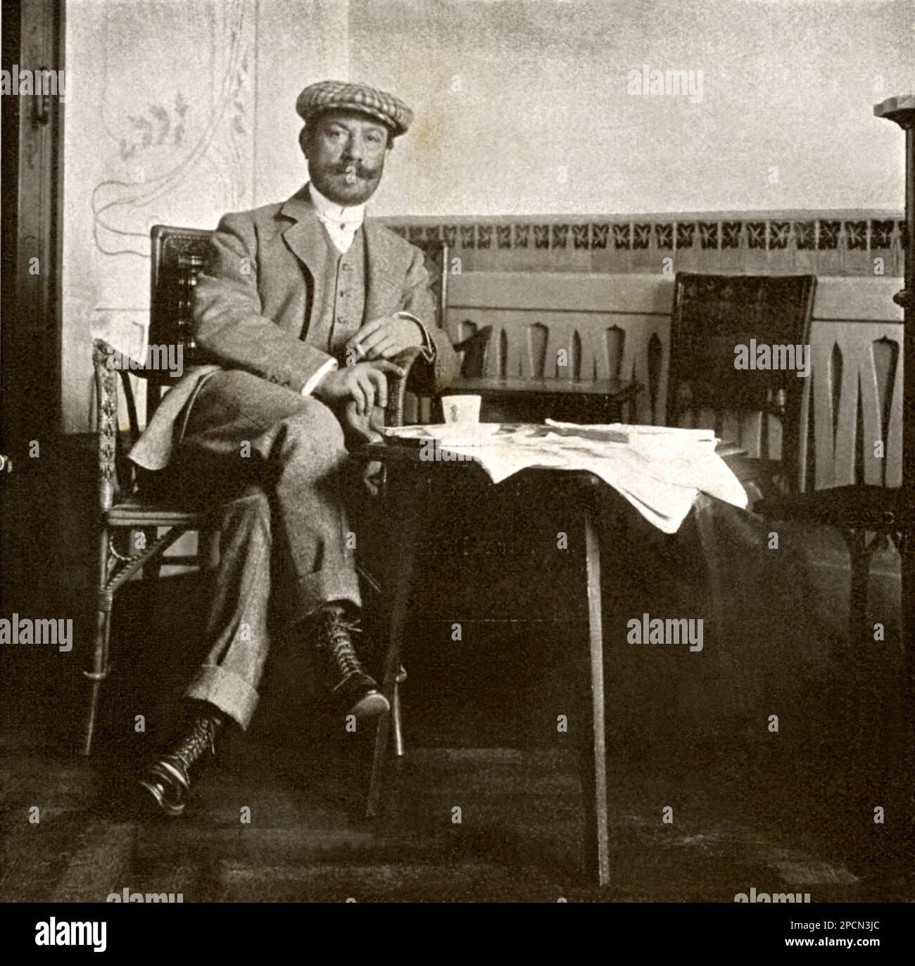 1900 environ : Le poète dialecte italien CESARE PASCARELLA ( Roma 1858 - 1940 ) , Ami de Gabriele d'Annunzio - POETA DIALETTALE - DIALETTALE - POÉSIE - POÉSIE - letterato - letteratura - littérature - portrait - ritrato - bachigi - moustache - barba - barbe - collier - colletto - Dannunzio - d'Annunzio - cravate - cravatta - chapeau - cappello -- - Archivio GBB Banque D'Images