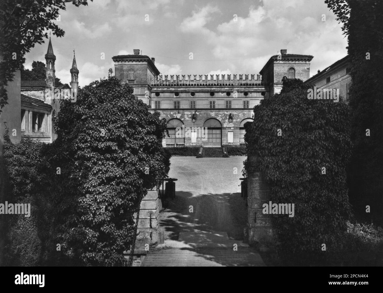 1950 CA, Torre de Picenardi , CREMONA , ITALIE : le château du marchois italien Guido SOMMI PICENARDI (1893-1949) près de Cremona , carte postale illustrée - Nobila' italiana - noblesse - Marquis - castello - tours - torri - cartolina postale - jardin - giardino © Archivio GBB / Banque D'Images