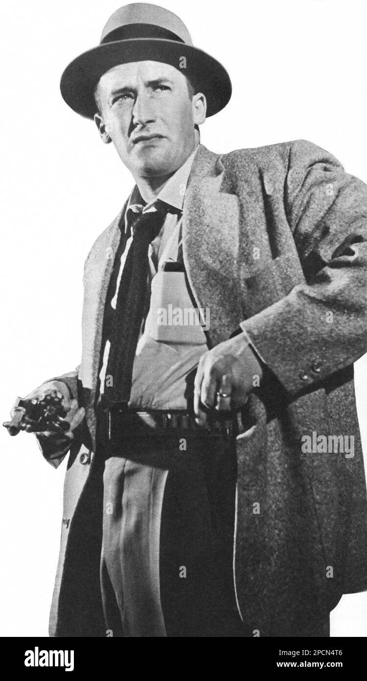 1957 CA, USA: The american crime fiction Romans écrivain MICKEY SPILLANE ( né Frank Morrison Spillane , 1918 - 2006 ), habillé comme son personnage détective, Mike Hammer . Plus de 225 millions d'exemplaires de ses livres ont été vendus à l'étranger. En 1980, Spillane a été responsable de sept des 15 titres de fiction les plus vendus à tous les temps aux États-Unis . - LETTERATO - SCRITTORE - LETTERATURA - Littérature - TIE - Cravatta - GIALLO - GIALLISTA - TILLER - tilling - chapeau - cappello - canon - arma - Pistola - pistolet - revolver - pulpe ---- Archivio GBB Banque D'Images