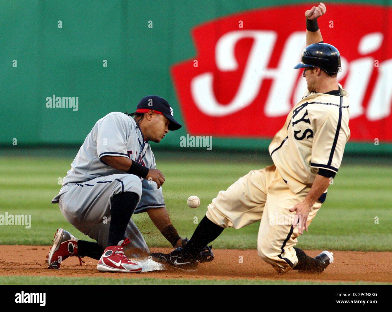 Pittsburgh Pirates' Chris Duffy, right, steals second as St. Louis Cardinals second baseman Ronnie Belliard can't handle the throw from catcher Yadier Molina in the first inning of baseball action Saturday August 12, 2006, at Pittsburgh. No error was charged on the play.(AP Photo/Gene J. Puskar) Banque D'Images