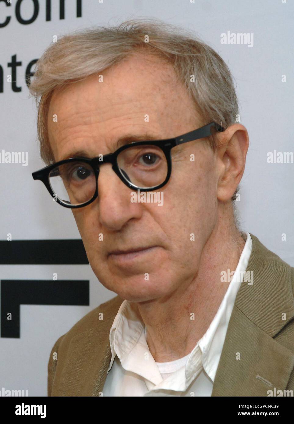 **FILE**Woody Allen poses prior to "An Evening with Woody Allen," presented by the Film Society of Lincoln Center in New York,on Nov. 28, 2005. Allen has been awarded $95,000 in legal fees in a dispute with his former producer. New York State Supreme Court Justice Bernard Fried on Thursday, Aug. 10, 2006, ordered Jean Doumanian, Allen's former producer and friend of 30 years, to pay the sum to Allen's Moses Productions.(AP Photo/Henny Ray Abrams) Banque D'Images