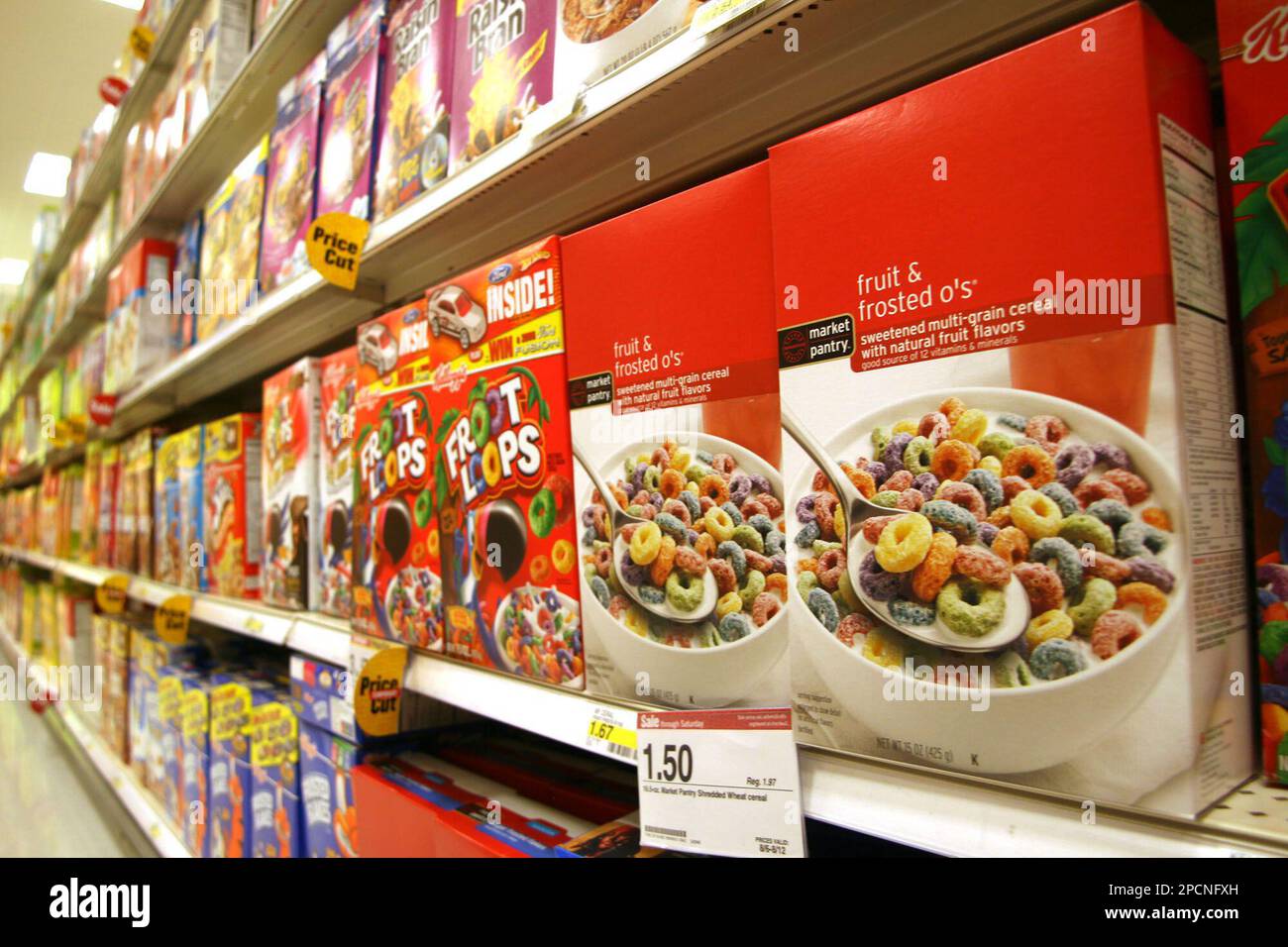Target's house brand cereal shares shelf space with countless other cereals in the Super Target store in the east Denver suburb of Glendale, Colo., on Wednesday, Aug. 9, 2006. Discount retailer Target Corp. said profits rose almost 13 percent in the quarter, fueled by increasing sales at new and existing stores and the strength of its credit card operations. (AP Photo/David Zalubowski) Banque D'Images