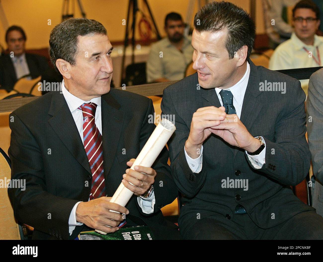 Brazil's former coach Carlos Alberto Parreira, left, and Brazil's new coach Dunga, talk during the Brazilian Football Confederation (CBF) ceremony in tribute of coaches and soccer players who won the World Cup in 1958, 1962, 1970, 1994 and 2002, Wednesday Aug. 9, 2006 in Rio de Janeiro. (AP Photo/Silvia Izquierdo). Banque D'Images