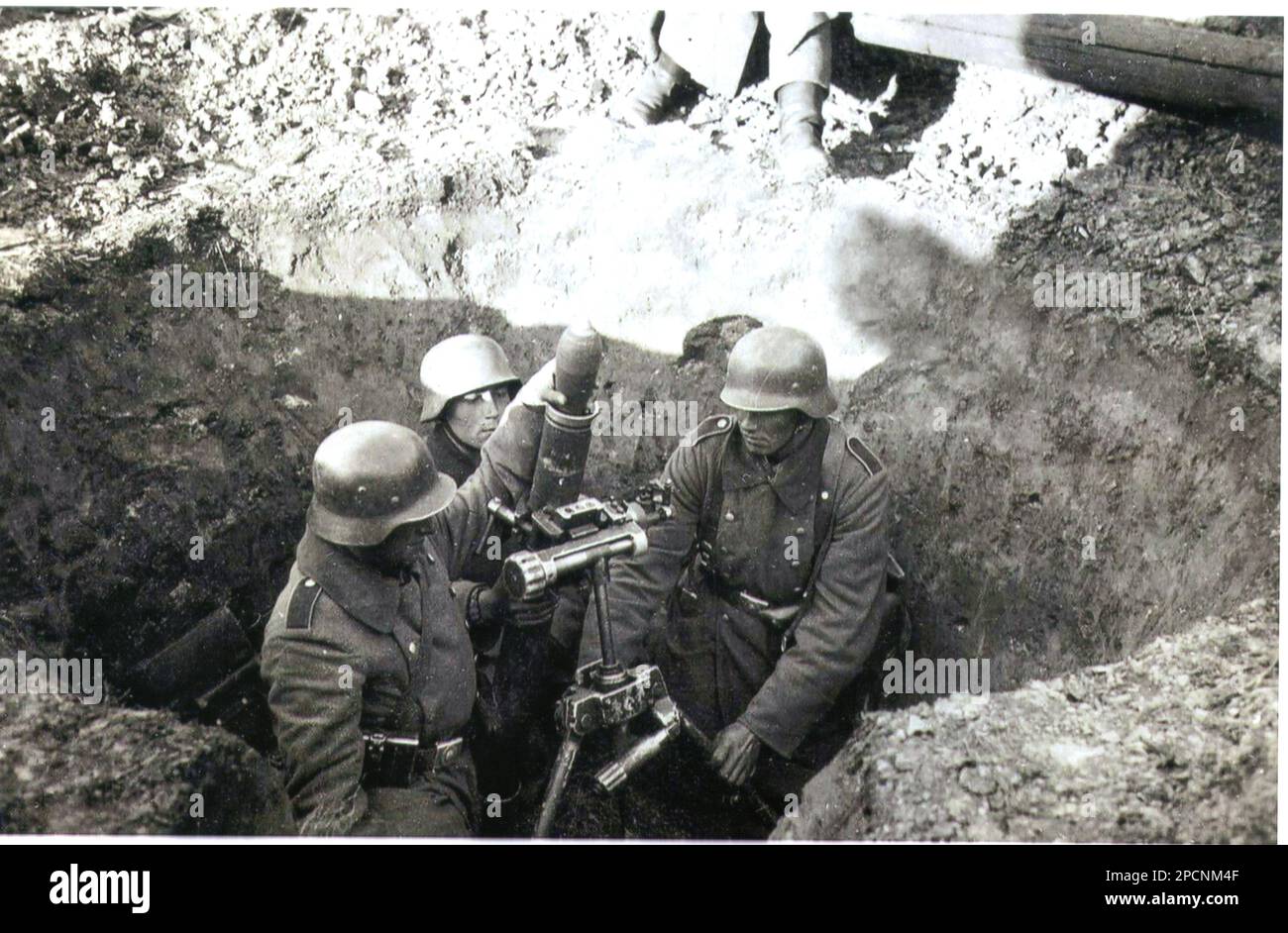 Photo B&W De la Seconde Guerre mondiale Un équipage de mortier allemand charge son arme sur le front russe octobre 1941 Banque D'Images