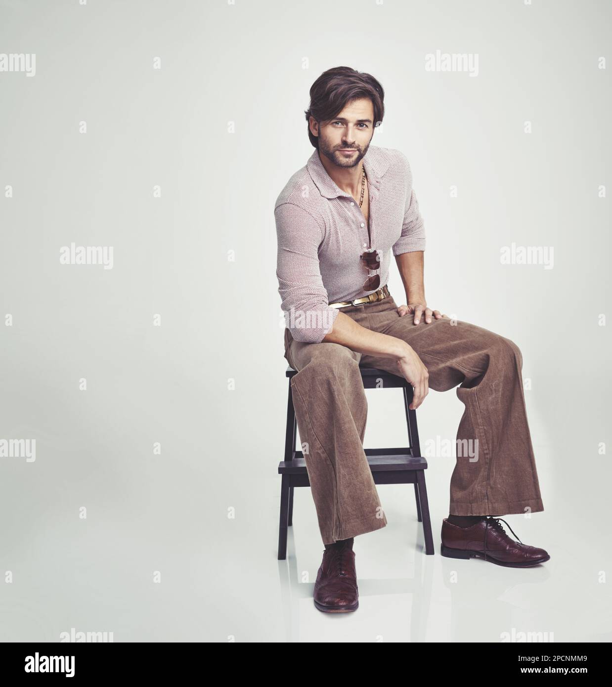 la mode des annees 70.Un jeune homme vetu de vetements de style des annees 70 isole Photo Stock Alamy