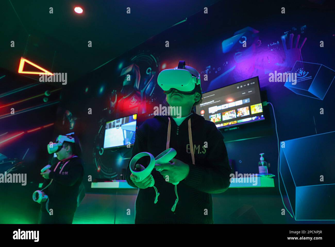 (230314) -- GAZA, 14 mars 2023 (Xinhua) -- le 27 février 2023, les élèves suivent un cours de réalité virtuelle à l'école al-Basma de la ville de Gaza. Les 500 élèves de l'école al-Basma de Gaza ont étudié tout au long du programme dans une salle de classe de réalité virtuelle qui a été récemment introduite dans l'enclave côtière appauvrie. La salle de classe utilise 3D graphiques pour visualiser les concepts dans un sujet. En cours de mathématiques, les élèves peuvent toucher un carré, un triangle ou d'autres formes géométriques pour mieux percevoir leurs différences. POUR ALLER AVEC "Feature: VR classe facilite les élèves de Gazan dans l'apprentissage interactif" (photo de Rizek A Banque D'Images