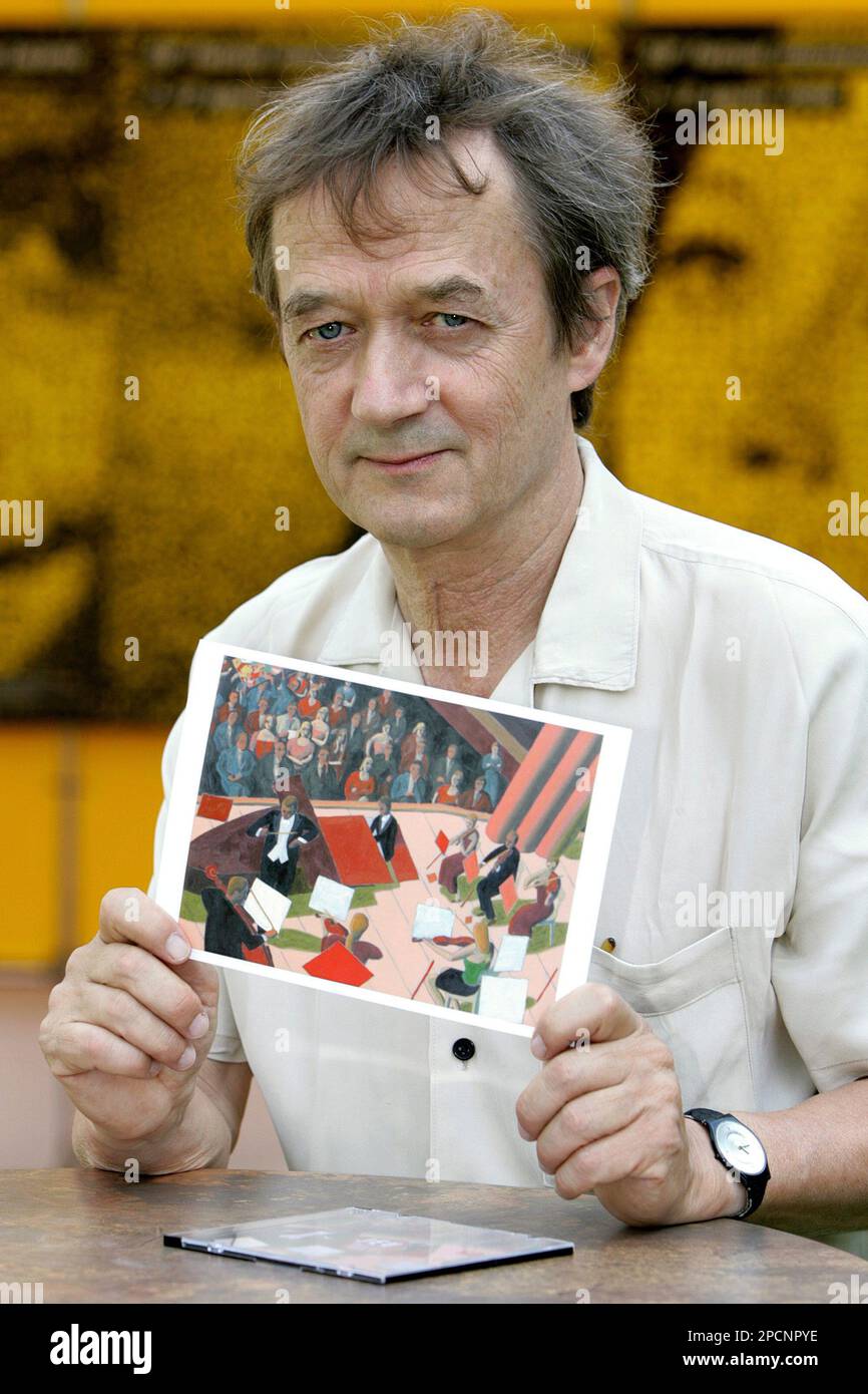 Swiss director Georges Schwizgebel poses with a picture illustrating his animated film "Jeu", during a photocall at the 59th International Film Festival Locarno, Tuesday, August 8, 2006, in Locarno, Switzerland. "Jeu" will be shown out of competition on Piazza Grande. (KEYSTONE/Martial Trezzini) Banque D'Images