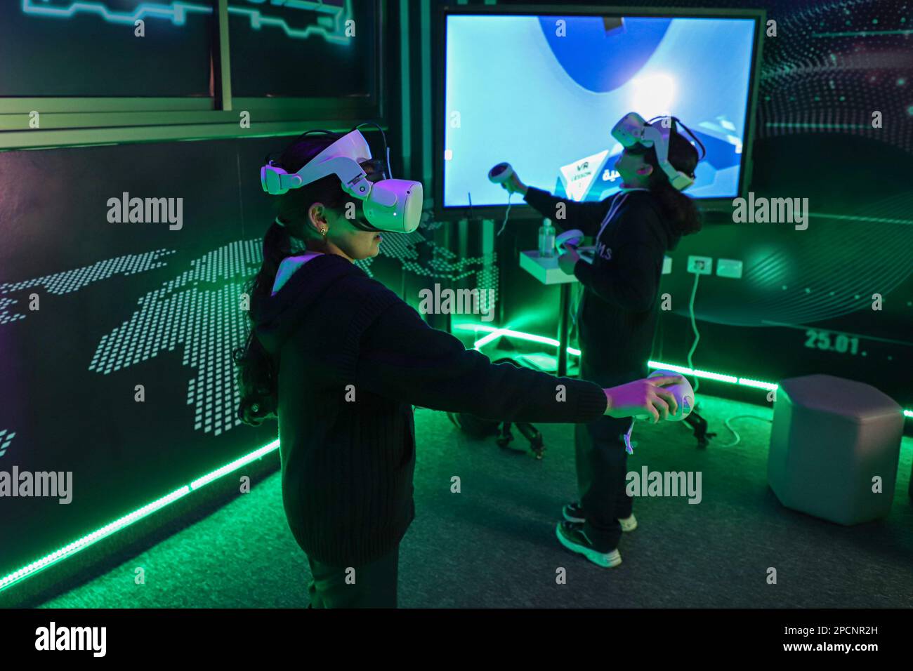 (230314) -- GAZA, 14 mars 2023 (Xinhua) -- le 27 février 2023, les élèves suivent un cours de réalité virtuelle à l'école al-Basma de la ville de Gaza. Les 500 élèves de l'école al-Basma de Gaza ont étudié tout au long du programme dans une salle de classe de réalité virtuelle qui a été récemment introduite dans l'enclave côtière appauvrie. La salle de classe utilise 3D graphiques pour visualiser les concepts dans un sujet. En cours de mathématiques, les élèves peuvent toucher un carré, un triangle ou d'autres formes géométriques pour mieux percevoir leurs différences. POUR ALLER AVEC "Feature: VR classe facilite les élèves de Gazan dans l'apprentissage interactif" (photo de Rizek Banque D'Images