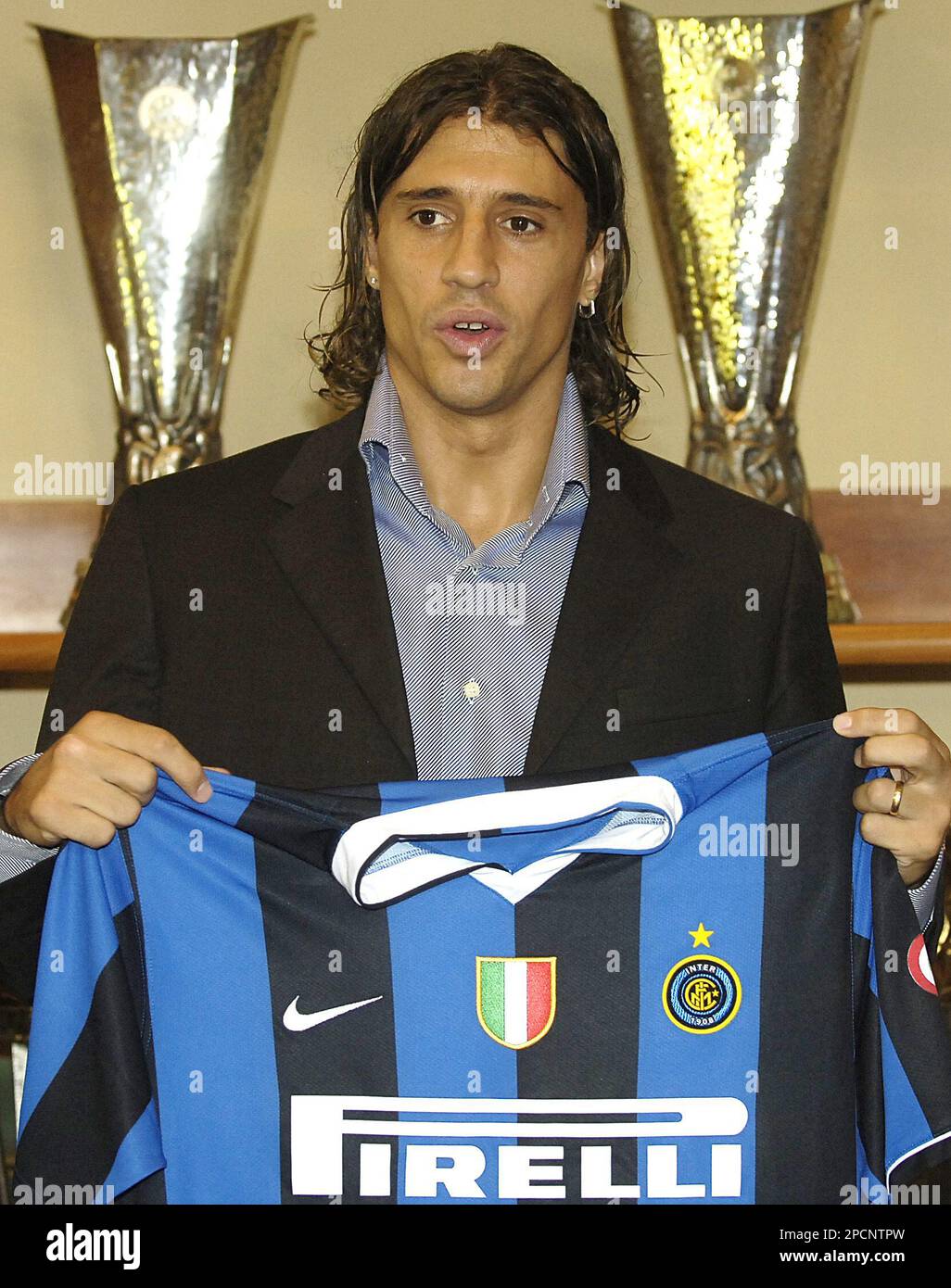 Argentine striker Hernan Crespo shows the Inter Milan jersey after signing  a two-year deal with the milanese team transferring from English champion  Chelsea, during the official presentation at the Inter headquarters in