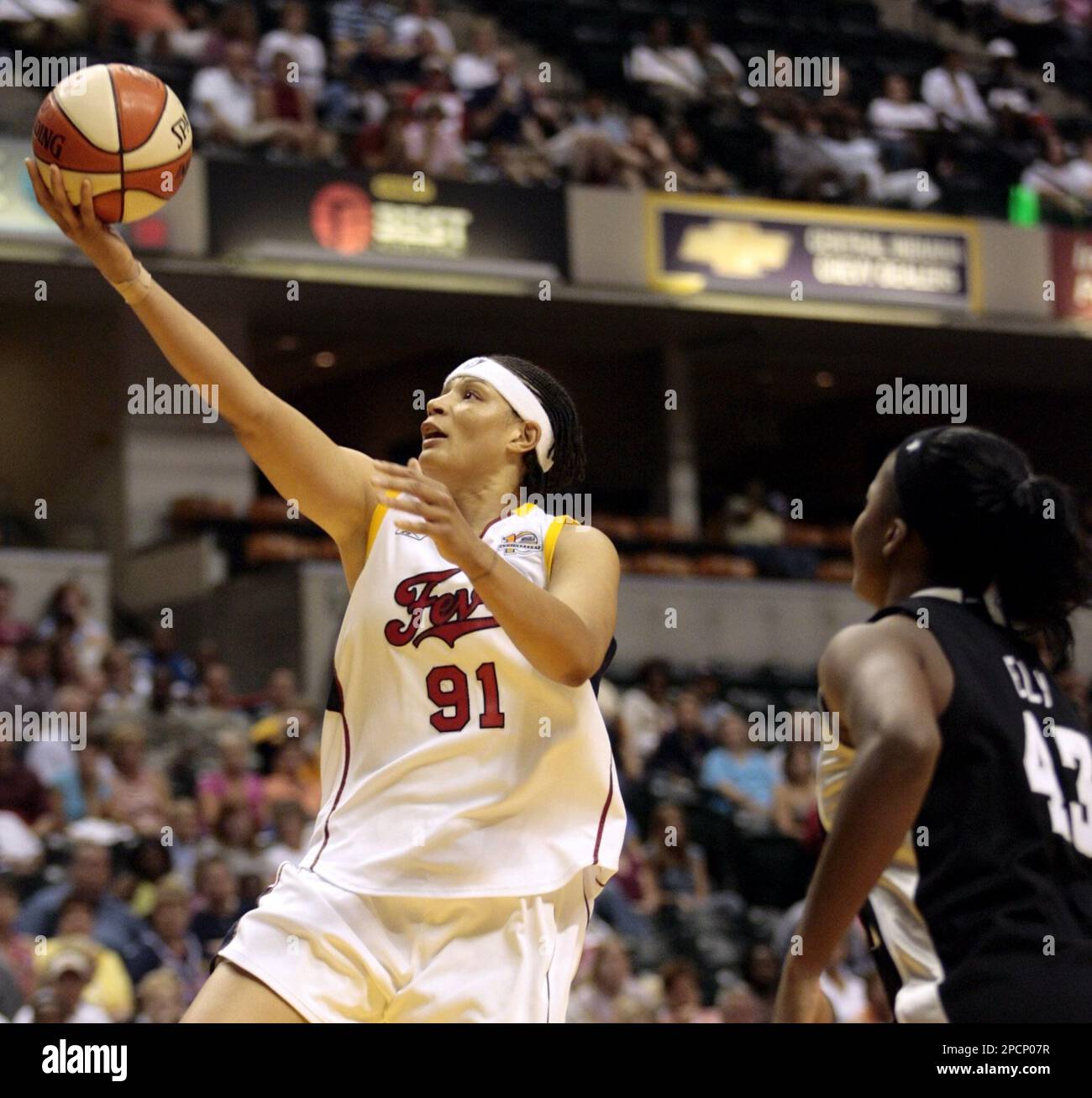 Indiana Fever's Tamika Whitmore (91) puts up a shot past San Antonio Silver Stars' Shyra Ely during the third quarter of a WNBA basketball game Saturday, Aug. 5, 2006, in Indianapolis. Whitmore scored a game-high 26 points in the Fever's 76-70 win. (AP Photo/John Harrell) Banque D'Images
