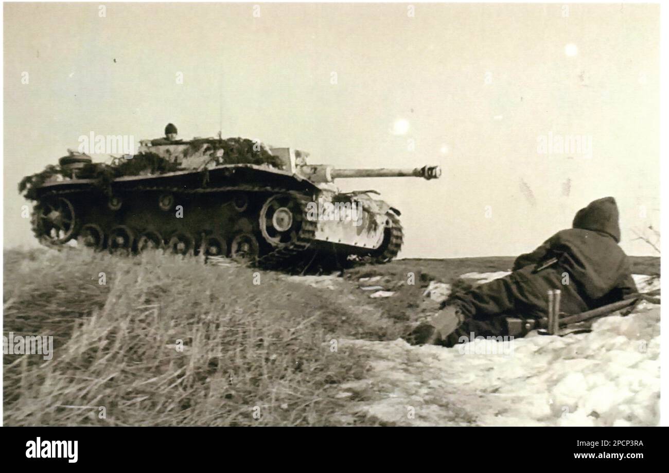 Photo B&W de la Seconde Guerre mondiale arme à feu et soldat de Sturmgeschuetz sur le front russe 1943 Banque D'Images