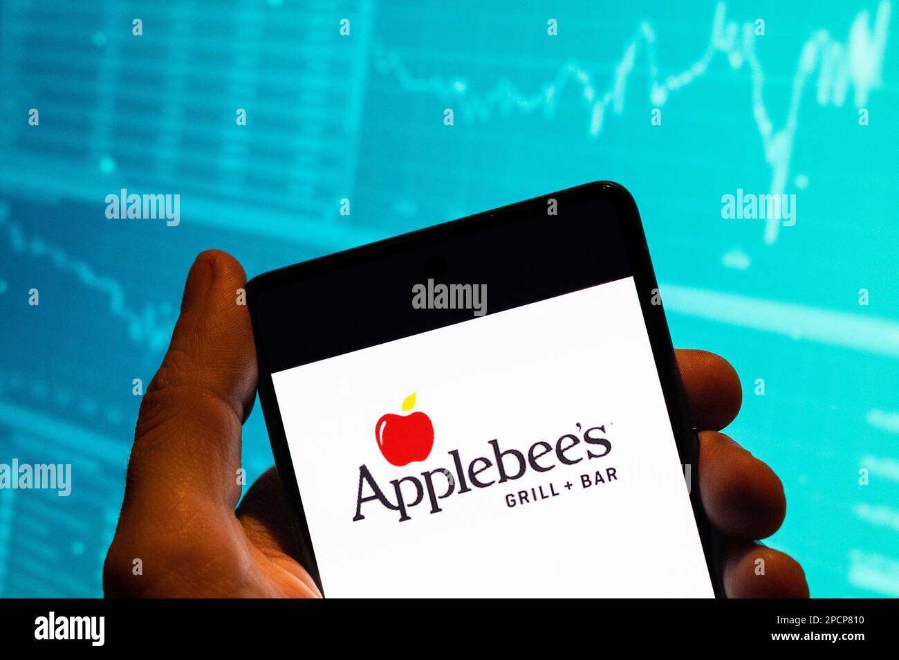 Chine. 15th févr. 2023. Dans cette illustration, le logo de la chaîne de restaurants américaine Applebee's est affiché sur un smartphone avec un graphique de l'indice boursier économique en arrière-plan. (Credit image: © Budrul Chukrut/SOPA Images via ZUMA Press Wire) USAGE ÉDITORIAL SEULEMENT! Non destiné À un usage commercial ! Banque D'Images