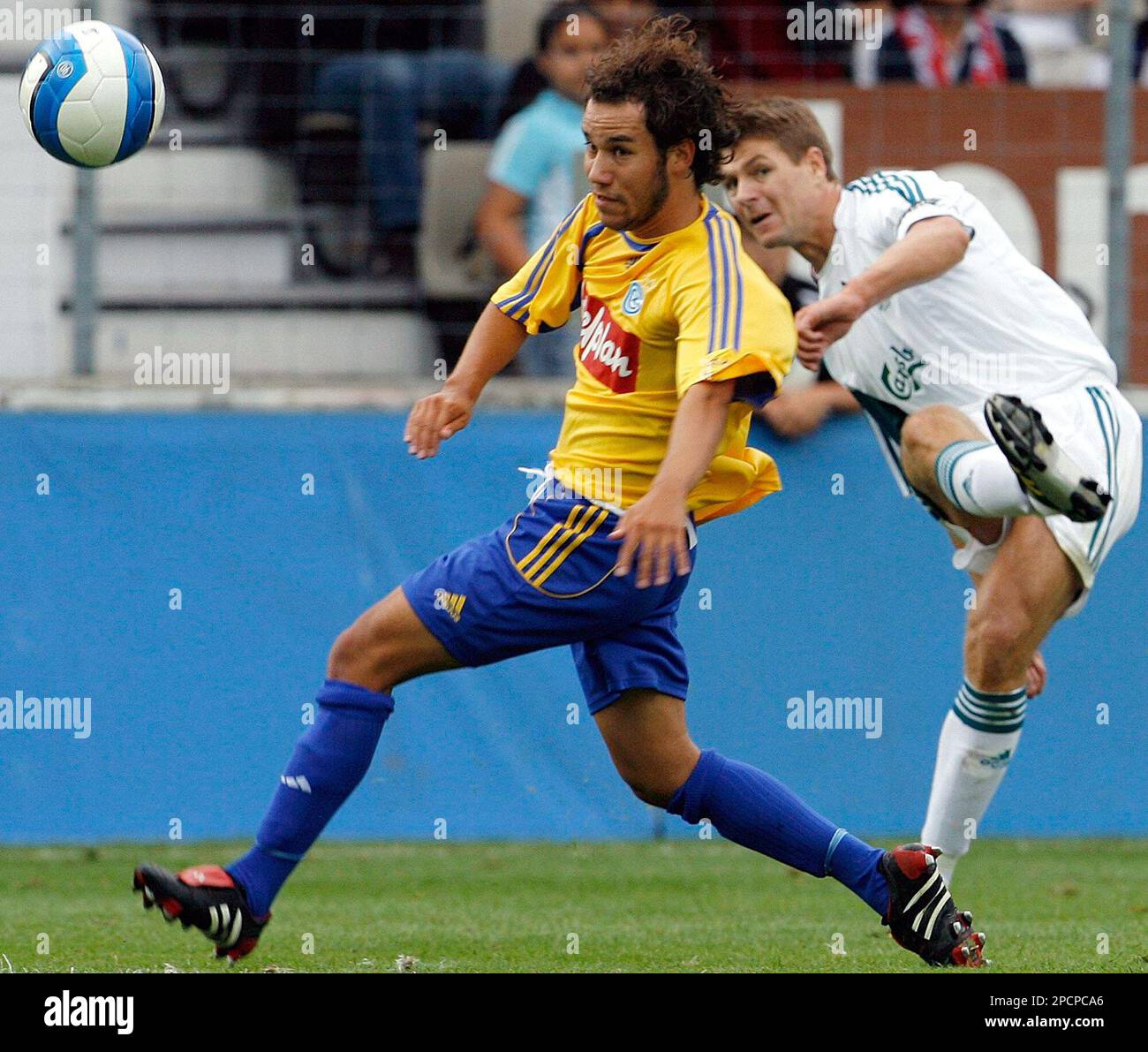 Liverpool's Steven Gerrard, right, fires a shot as Grasshopper's Leonel Romero, left, tries to block it during the friendly soccer match between Grasshoppers Zurich and Liverpool at the Hardturm stadion in Zurich, Switzerland, Tuesday, Aug. 1, 2006. (AP Photo/Keystone, Walter Bieri) Banque D'Images