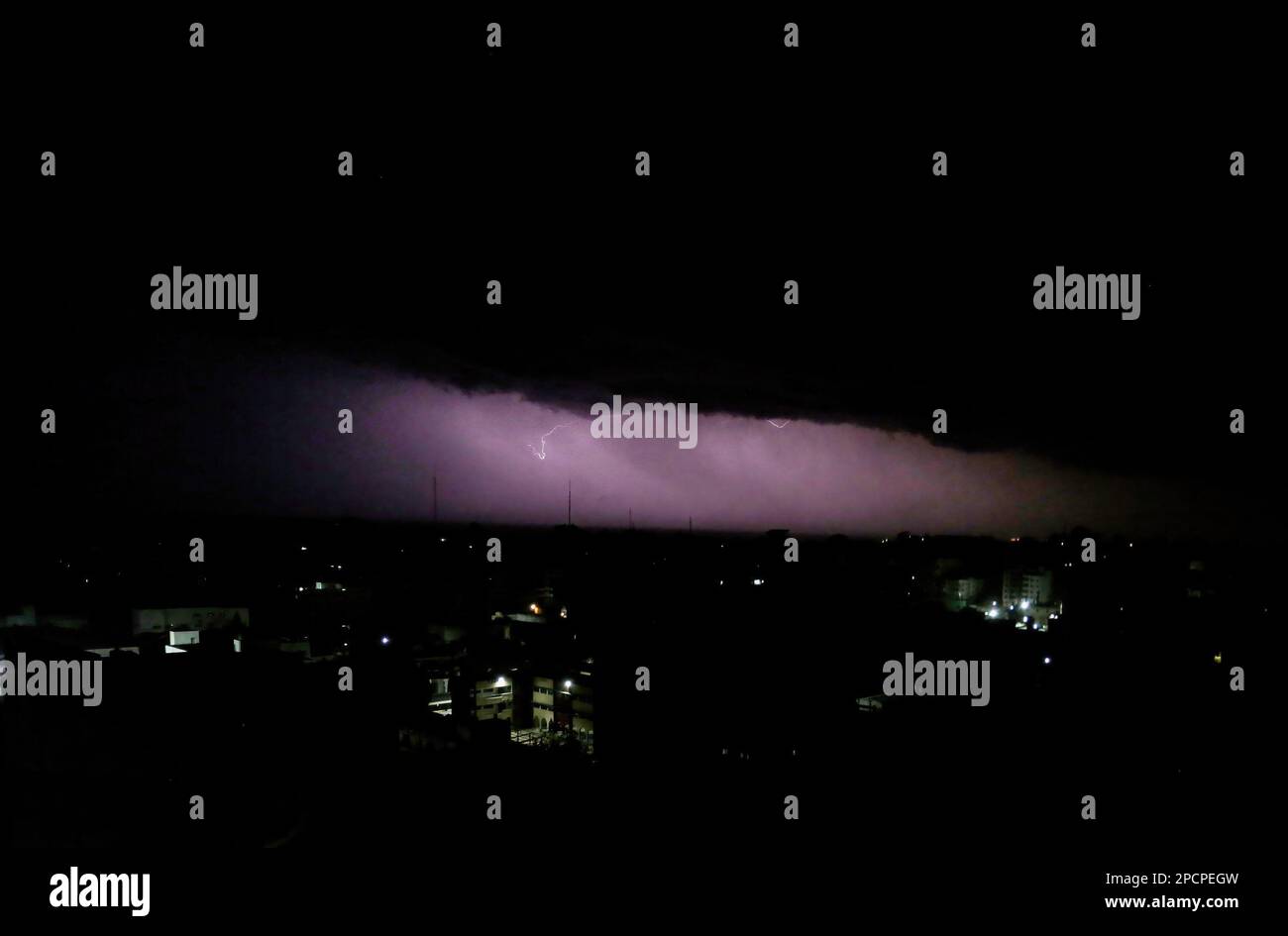 Gaza, Palestine. 13th mars 2023. La foudre frappe pendant un orage dans la ville de Gaza. (Photo de Mahmoud Issa/SOPA Images/Sipa USA) crédit: SIPA US/Alay Live News Banque D'Images