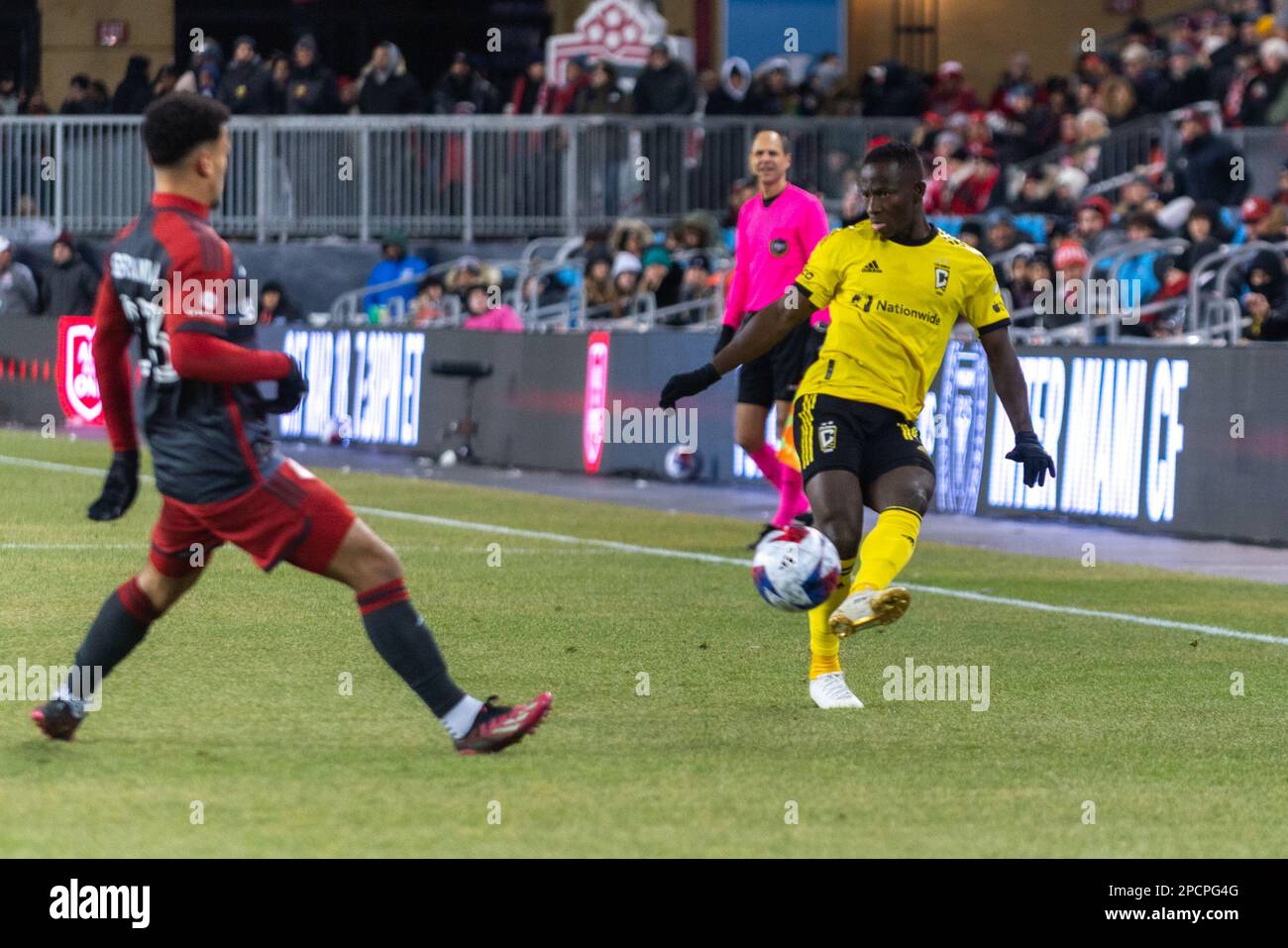 Toronto, ON, Canada - match 23: Ylacet Yeboah #14 en avant de l'équipage de Columbus avec le ballon pendant le match de la saison régulière 2023 de la MLS entre le FC de Toronto Banque D'Images