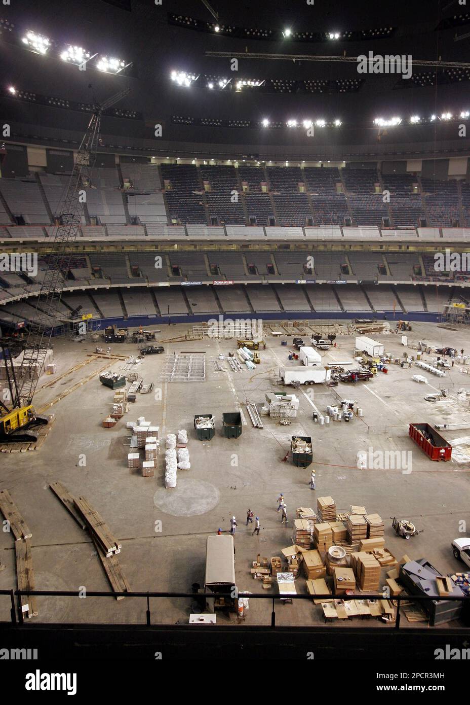 Work continues on the Superdome to repair damage in the aftermath of Hurricane Katrina in New Orleans on Tuesday, July 25, 2006. New Orleans Saints owner Tom Benson, NFL commissioner Paul Tagliabue, and Louisiana Gov. Kathleen Blanco toured the Superdome Tuesday.(AP Photo/Alex Brandon) Banque D'Images