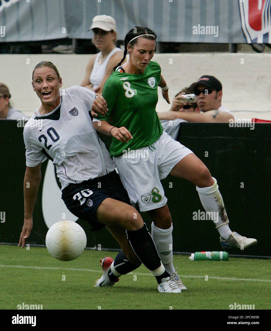 United States' Abby Wambach, left, goes for the ball against Ireland's Denise Thomas during their soccer match at Torero Stadium in San Diego on Sunday, July 23, 2006. (AP Photo/Sandy Huffaker) Banque D'Images