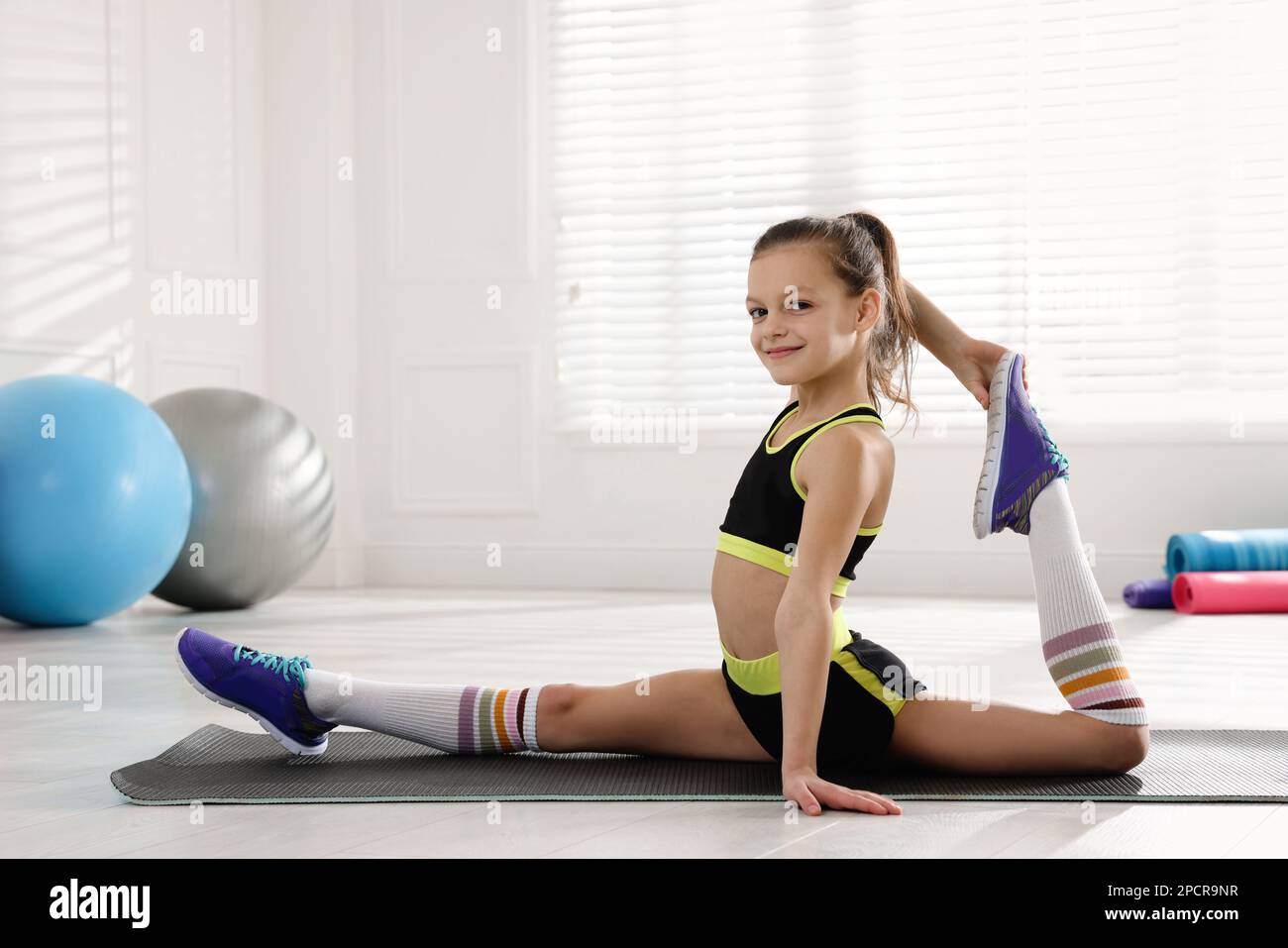 Belle Petite Fille Fait Séance D'entraînement De Gymnastique Isolé Sur  Blanc Banque D'Images et Photos Libres De Droits. Image 66786230