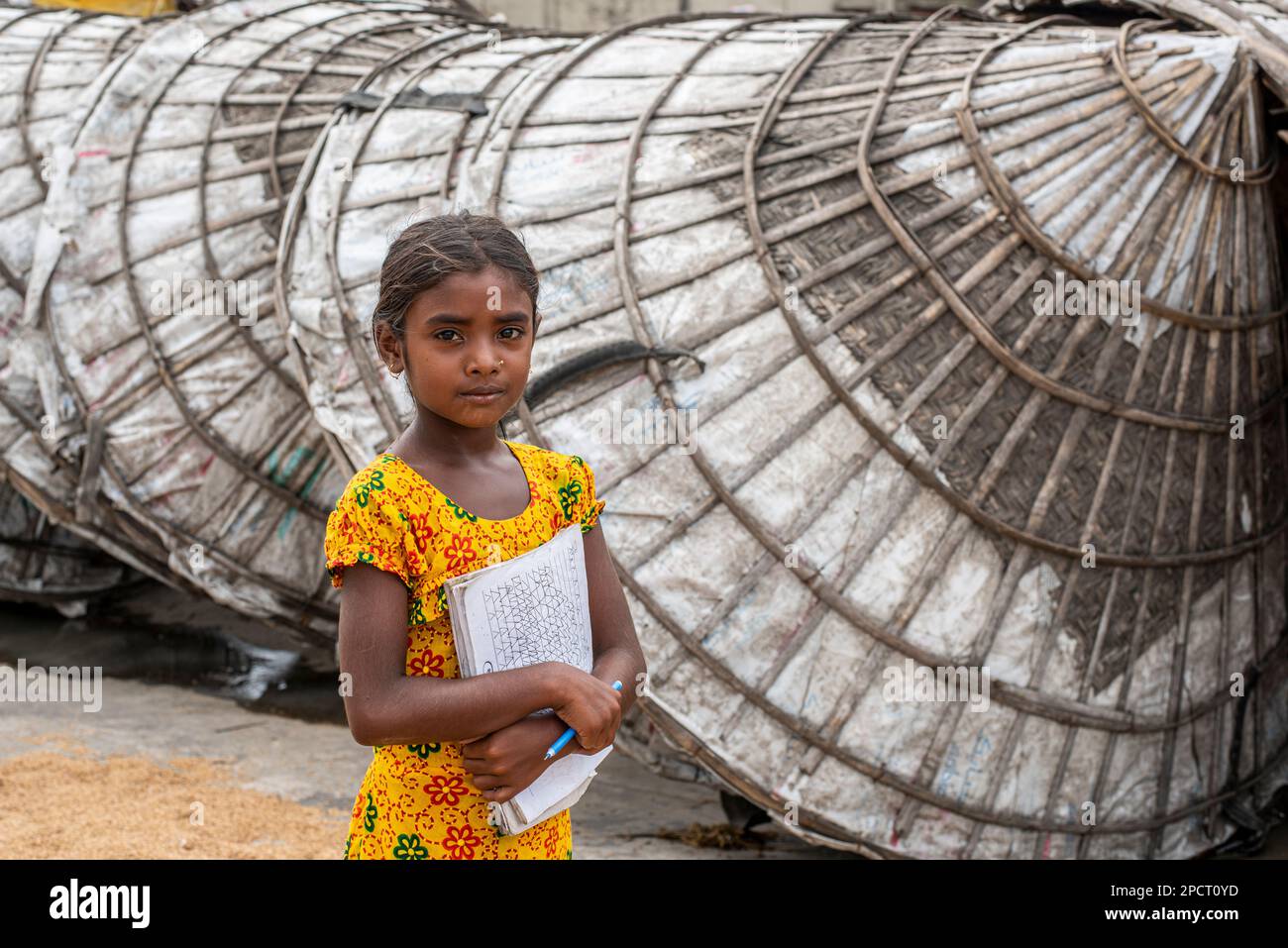 Peuple de l'usine de décorticage du riz (processus traditionnel du riz au Bangladesh) Banque D'Images
