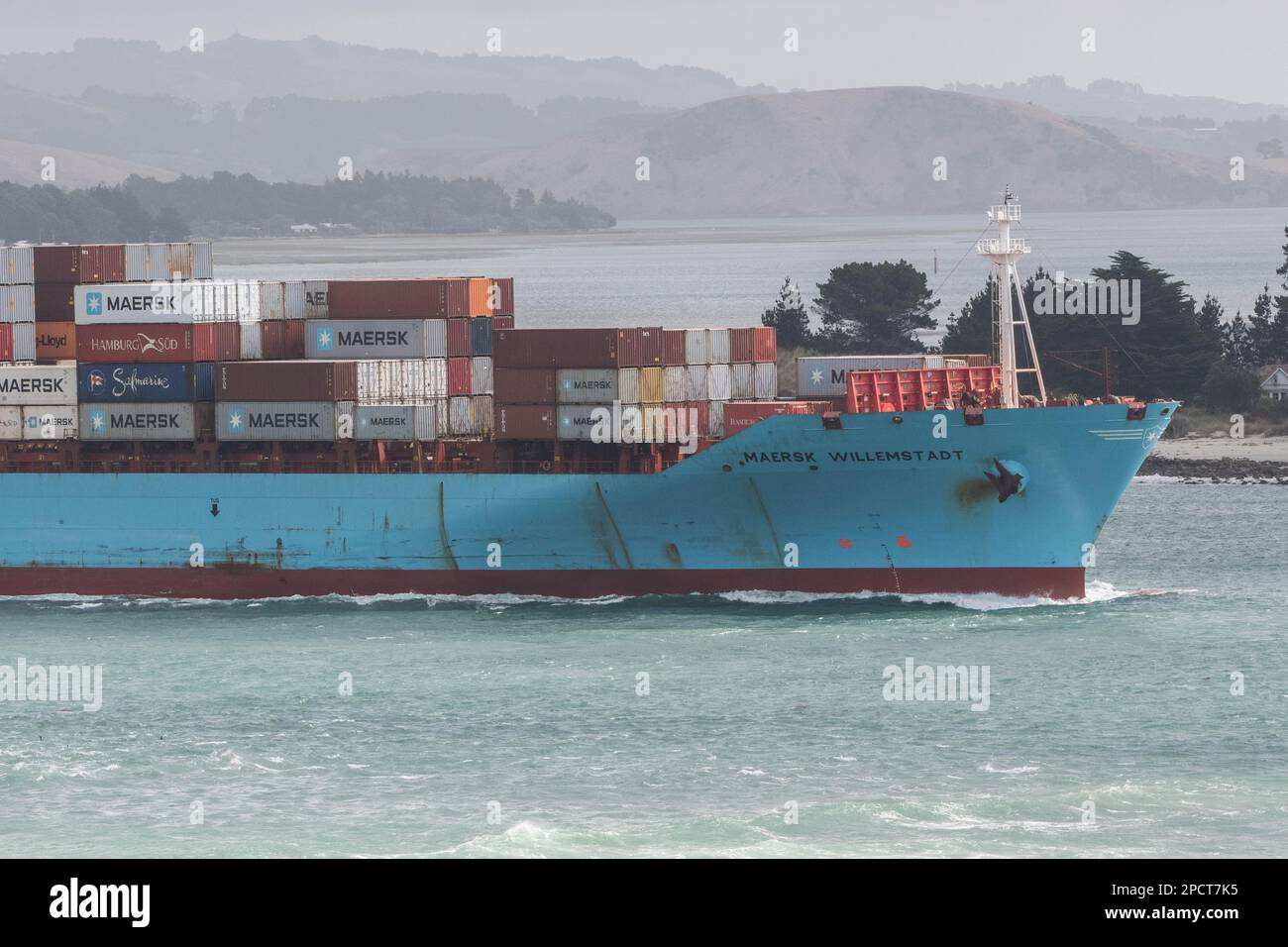 Un cargo chargé traverse une baie de l'île sud d'Aotearoa, en Nouvelle-Zélande. Banque D'Images