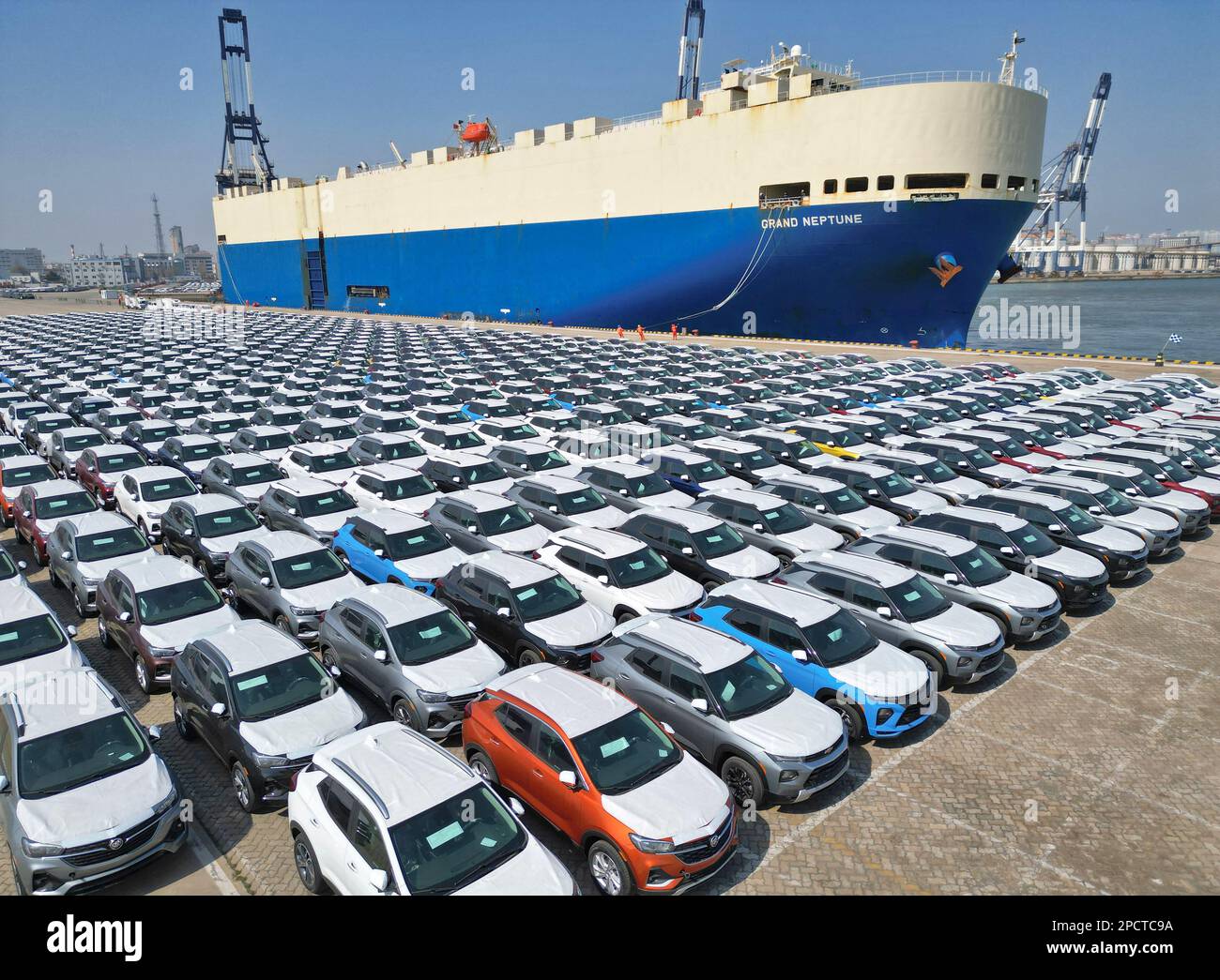 YANTAI, CHINE - le 14 MARS 2023 - Un navire ro-ro de voiture amarré au port pour charger des camions d'exportation à Yantai, dans la province de Shandong, dans l'est de la Chine, au 14 mars 2023. Banque D'Images