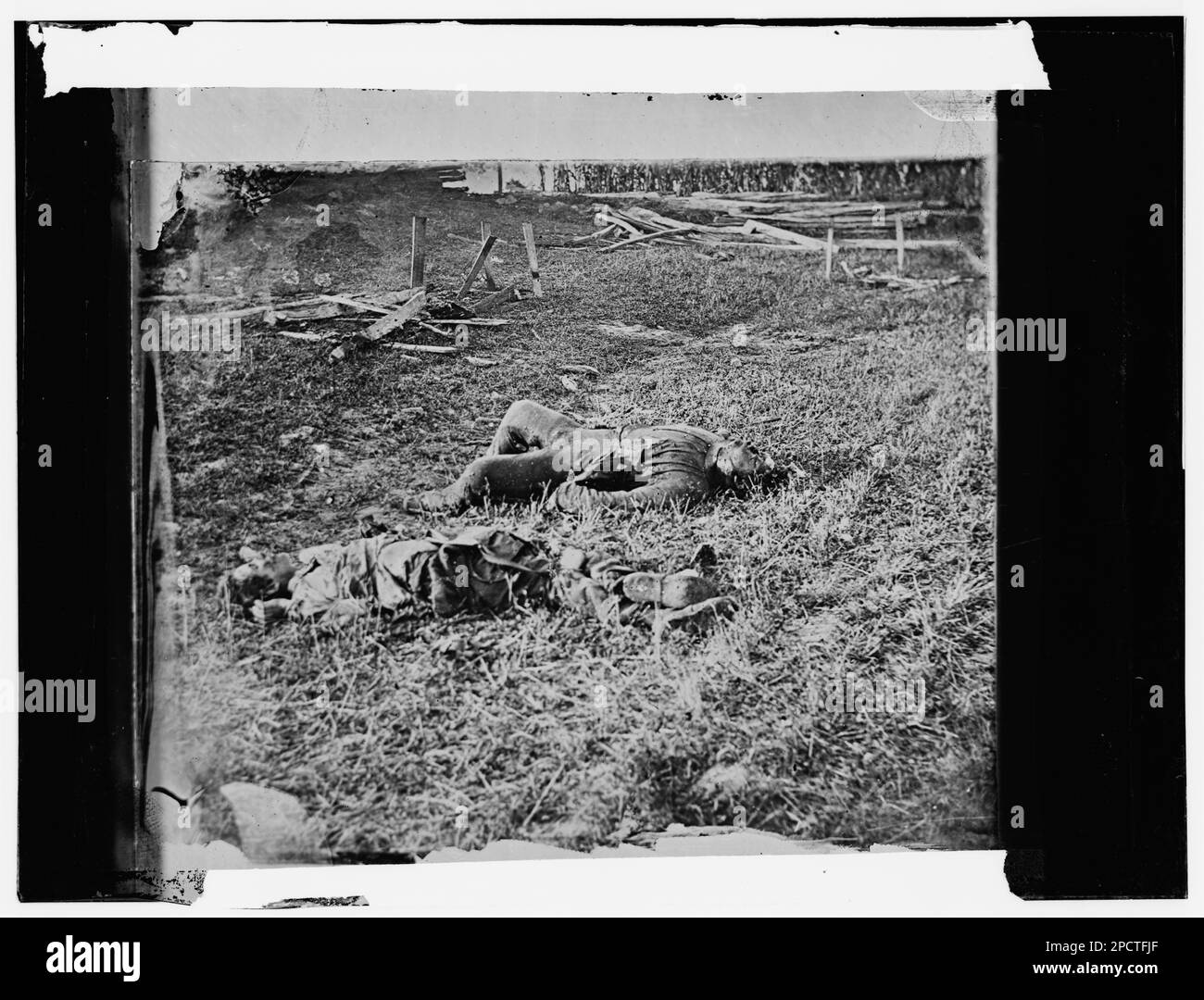 Antietam, Maryland. Champ de bataille près de la maison de Sherrick, où les Vols de New York de 79th ont combattu après avoir traversé la crique. Groupe de confédérés morts. Photographies de guerre civile, 1861-1865 . États-Unis, Histoire, Guerre civile, 1861-1865. Banque D'Images