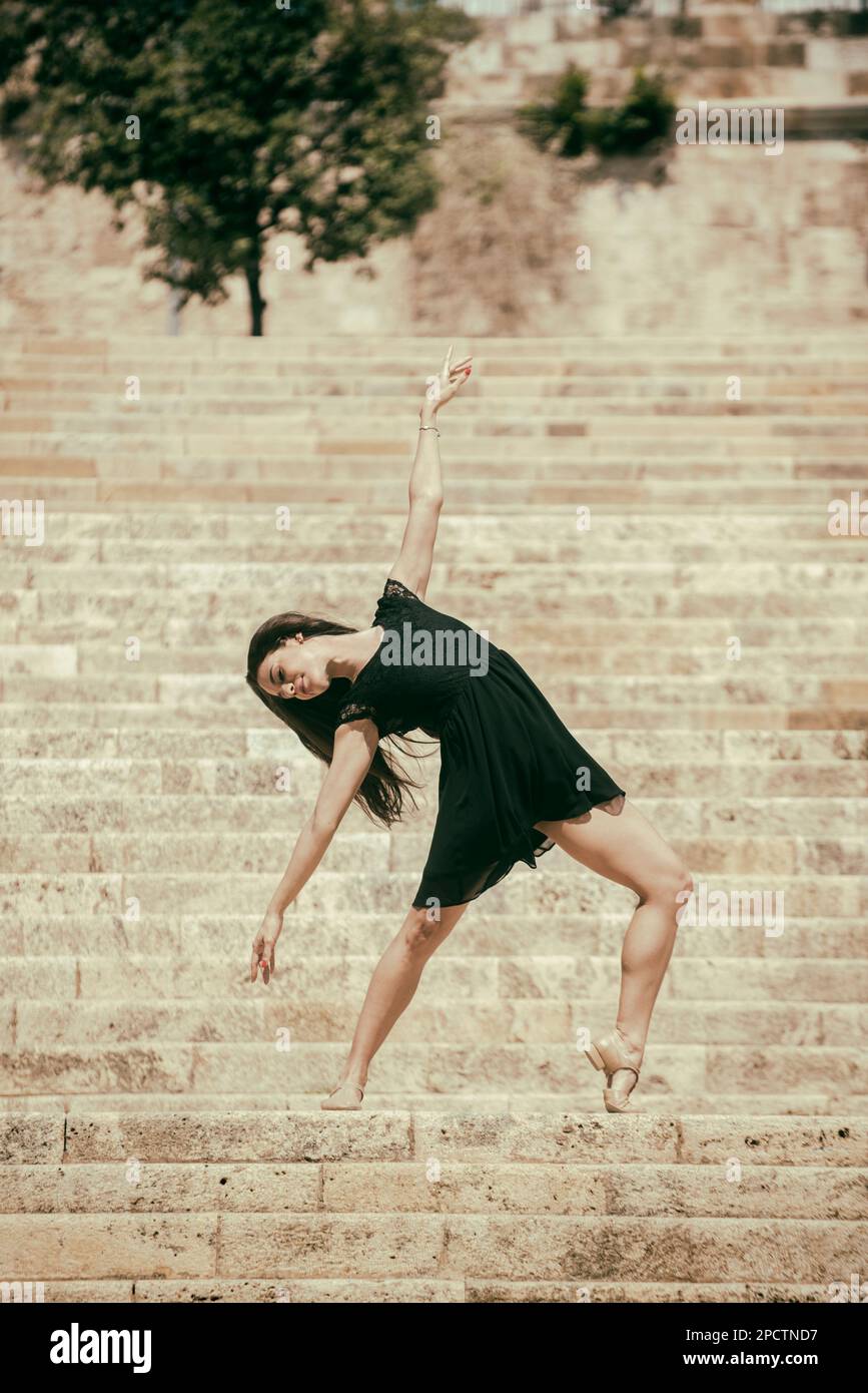 Danseur de ballet dansant à l'extérieur Banque D'Images