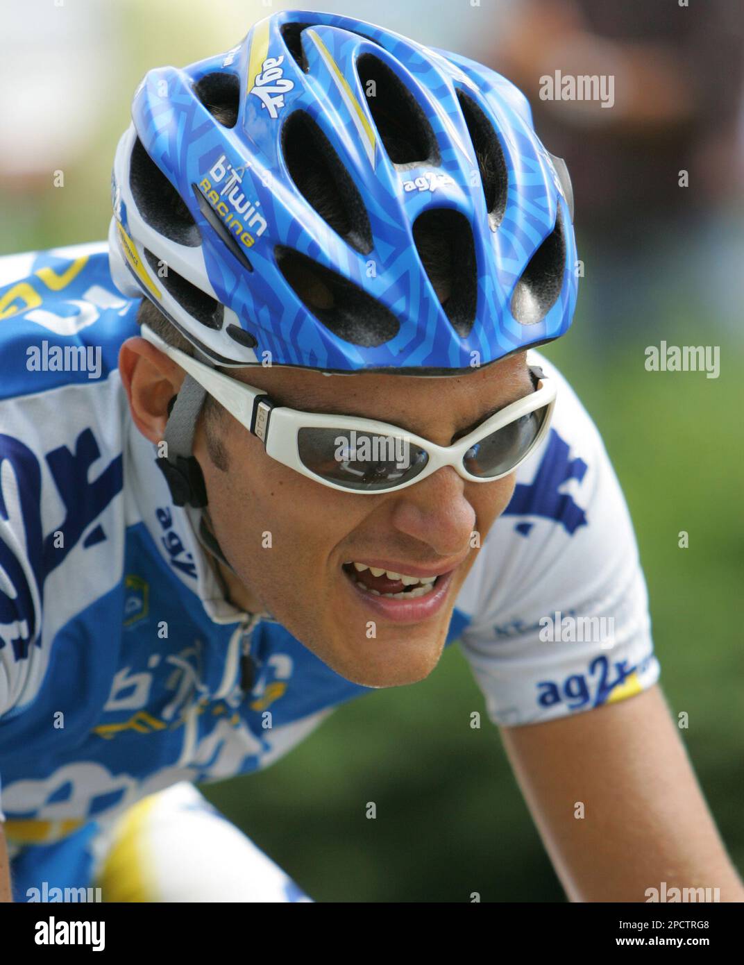Stage winner Sylvain Calzati of France strains during the last kilometers of the 8th stage of the 93rd Tour de France cycling race between Saint-Meen-le-Grand and Lorient, western France, Sunday, July 9, 2006. Sergiy Gonchar of the Ukraine retains the overall leader's yellow jersey. (AP Photo/Peter Dejong) Banque D'Images