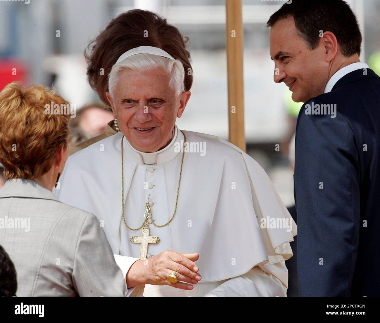Pope Benedict XVI, center, is greeted by Spain's Prime Minister Jose Luis Zapatero and his wife Sonsoles Espinosa, left, upon his arrival at Manises airport, near Valencia, Spain, Saturday, July 8, 2006. The pontiff will celebrate a Mass during the 5th World Meeting of Families next Sunday in Valencia as part of his two-day trip here starting on Saturday. (AP Photo/Domenico Stinellis) Banque D'Images