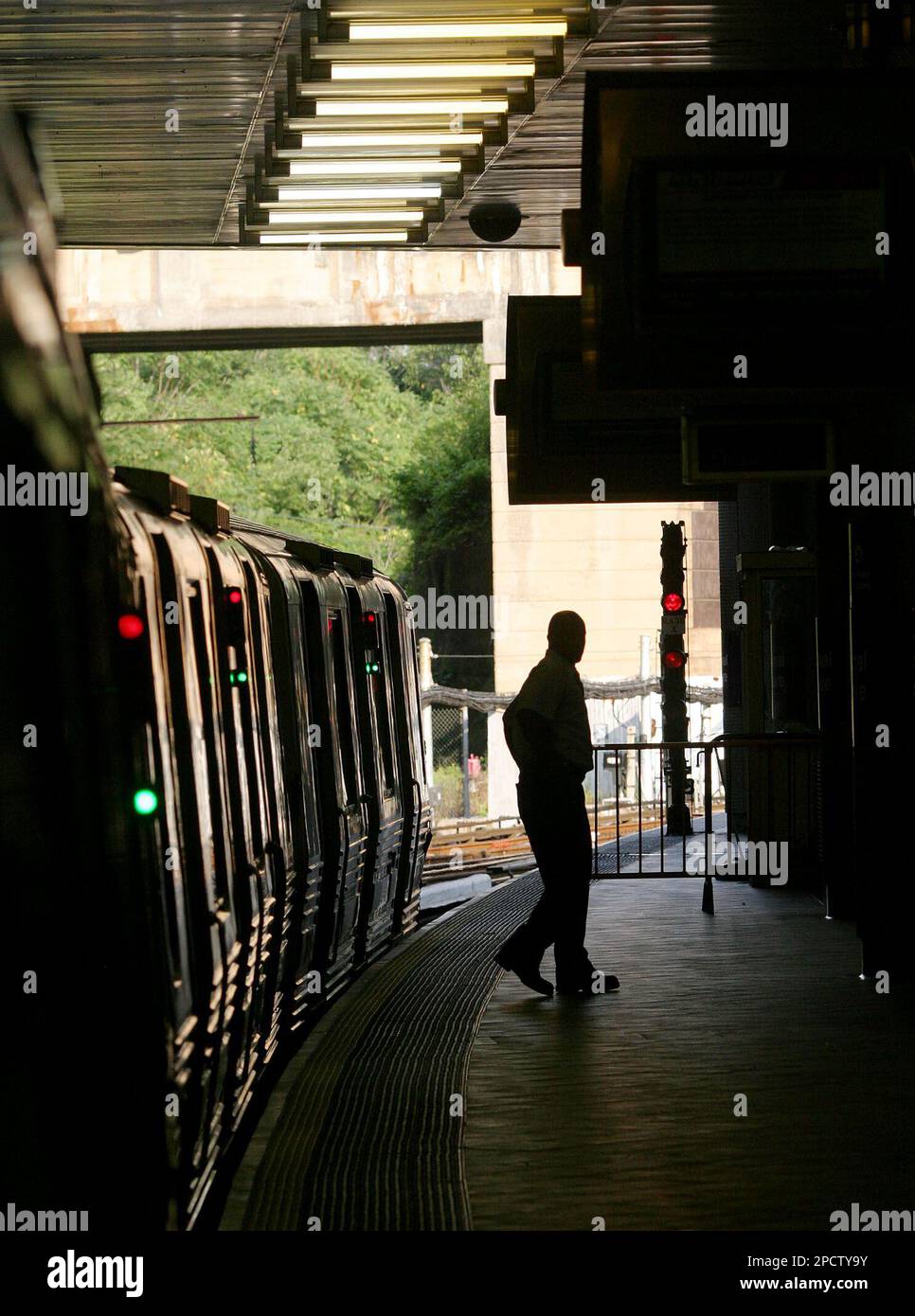 A person exits a PATH train at the Journal Square station in Jersey City, N.J., Friday, July 7, 2006. A terrorist plot to inflict death and destruction in lower Manhattan by using suicide bombers to attack train tunnels used by tens of thousands of commuters each day was thwarted before the scheme could get off the ground, authorities said Friday. (AP Photo/John Marshall Mantel) Banque D'Images