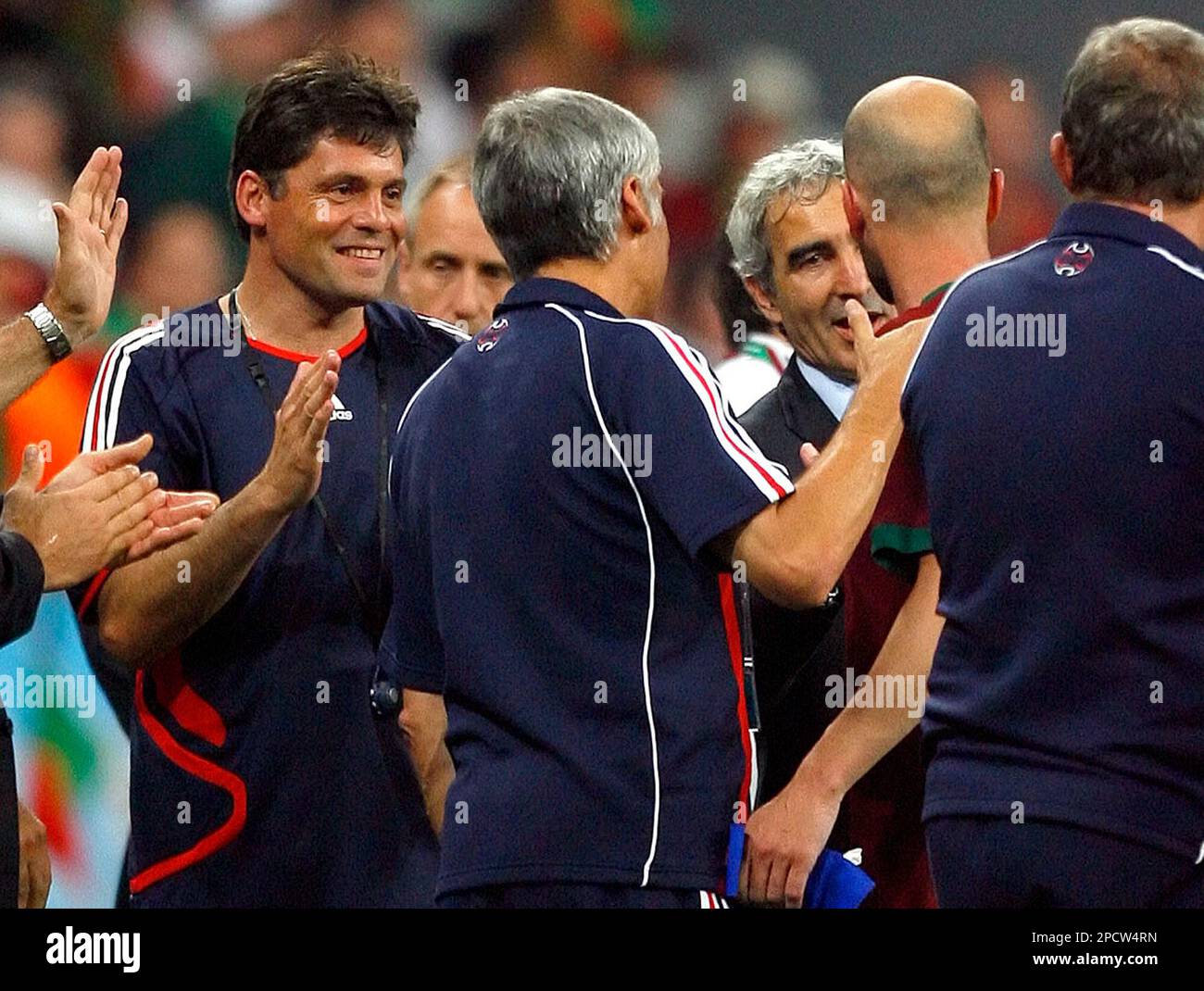 France's Zinedine Zidane, second from right, is congratulated by coach Raymond Domenech, third from right, and his staff after France won 1-0 in the soccer World Cup semifinal match between Portugal and France in the World Cup stadium in Munich, Germany, Wednesday, July 5, 2006. (AP Photo/Kevork Djansezian) ** MOBILE/PDA USAGE OUT ** Banque D'Images