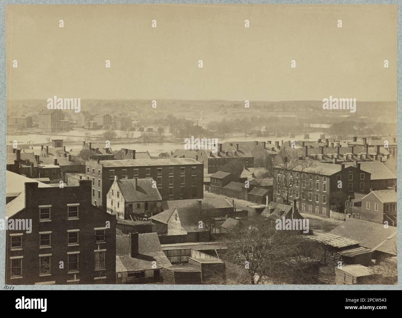 Vue sur la rivière James et sur une partie de la ville de Richmond, à l'ouest de Libby Hill. Non B151, titre de l'article, cadeau; Col. Godwin Ordway; 1948. Etats-Unis, Histoire, Guerre civile, 1861-1865, Etats-Unis, Virginie, Richmond. Banque D'Images