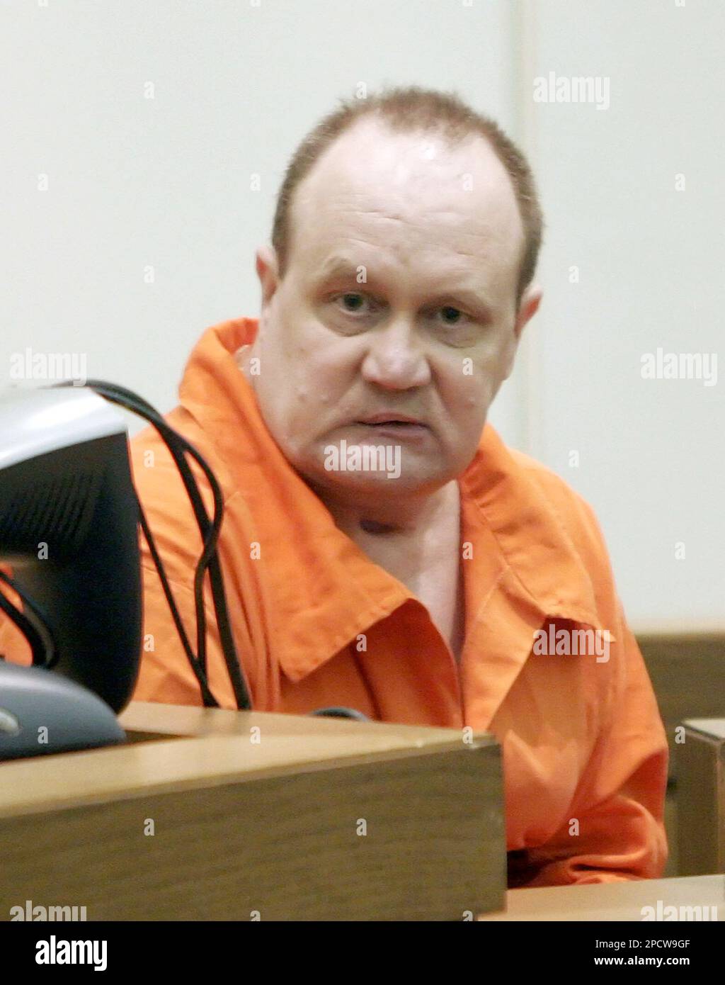 Rocky Barton speaks during a competency hearing before Warren County Judge Neil Bronson Monday, July 3, 2006, in Lebanon, Ohio. Barton is scheduled to die by lethal injection July 12 for killing his wife, Kimbirli Barton, in the driveway of their home in January 2003. (AP Photo/David Kohl) Banque D'Images