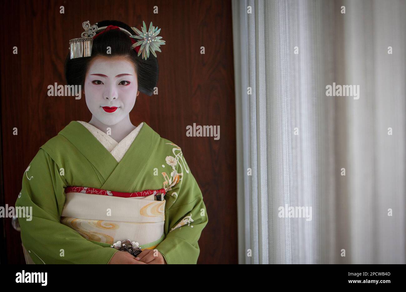 Fukukimi,'maiko' (apprenti geisha) de Ishihatsu okiya (maison de geishas).Geisha distrait de Miyagawacho.Kyoto. Kansai, Japon. Banque D'Images