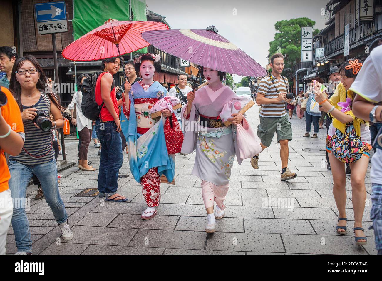 Geisha et 'maiko' (apprenti geisha) dans Hanamikoji dori.Geisha de Gion du distric.Kyoto. L'aéroport du Kansai au Japon. Banque D'Images