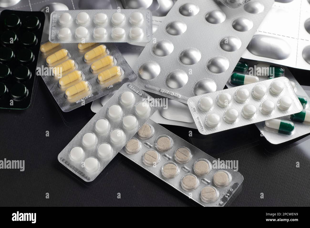 Les médicaments et les comprimés sous blister sont dispersés sur la table Banque D'Images