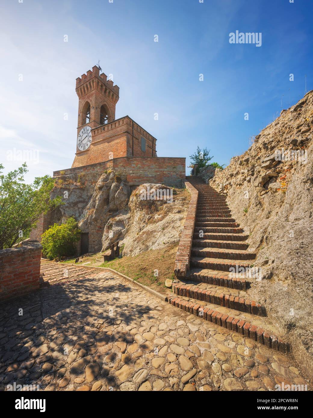 Escalier vers la tour historique de l'horloge de Brisighella sur les rochers. Cette architecture 1800s est connue sous le nom de Torre dell'Orologio. Province de Ravenne. Emilia Romag Banque D'Images
