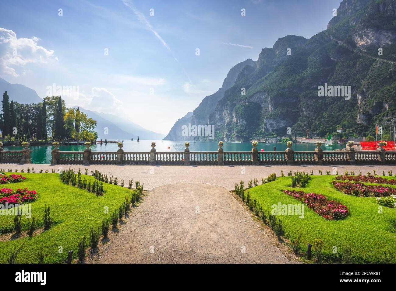 Jardins d'un parc public et d'une terrasse sur le lac de Garde. Riva del Garda, Trentin, Italie, Europe. Banque D'Images