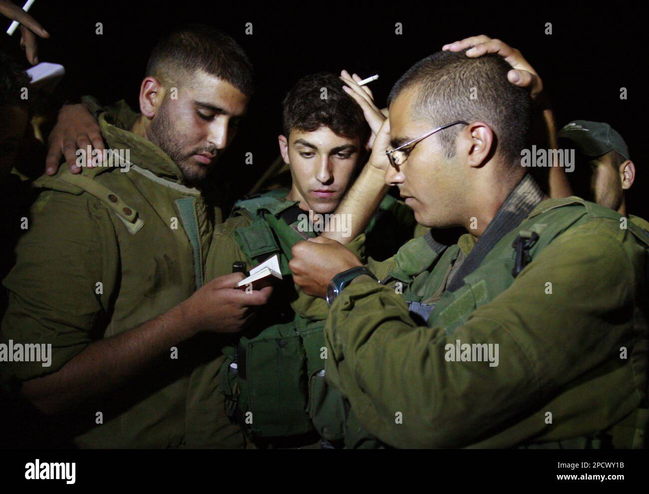 Israeli soldiers pray before moving into the Gaza Strip at an army base outside Kibbutz Kerem Shalom, near the border with the southern Gaza Strip, early Wednesday June 28, 2006. Israeli troops entered southern Gaza and planes attacked three bridges and a power station, knocking out electricity in most of the coastal strip early Wednesday and stepping up the pressure on Palestinian militants holding captive a 19-year-old Israeli soldier. (AP Photo/Tsafrir Abayov) Banque D'Images