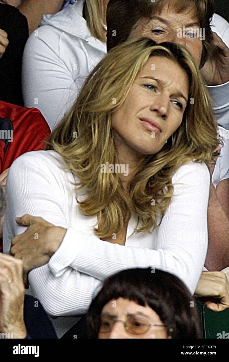 Former champion Steffi Graf watches husband Andre Agassi during his Men's Singles, first round match against Boris Pashanski of Serbia, on the Centre Court at Wimbledon, Tuesday June 27, 2006.(AP Photo/Anja Niedringhaus) Banque D'Images