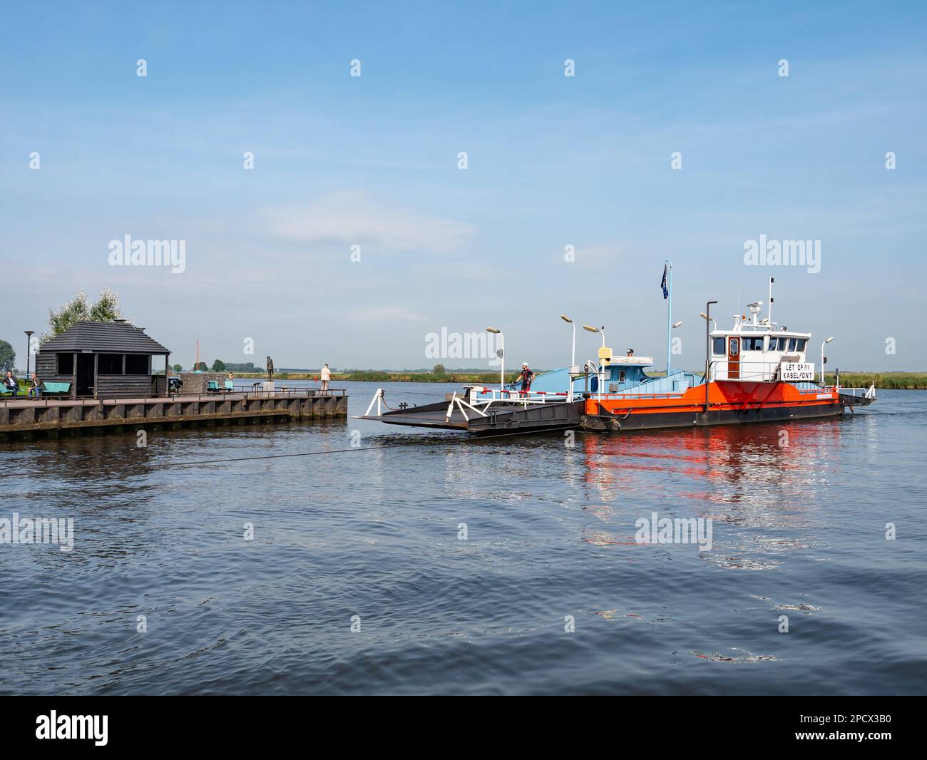 Bateau-bateau motorisé à ponton par câble entre Zwartsluis et Genemuiden sur la rivière Zwarte Water, Overijssel, pays-Bas Banque D'Images