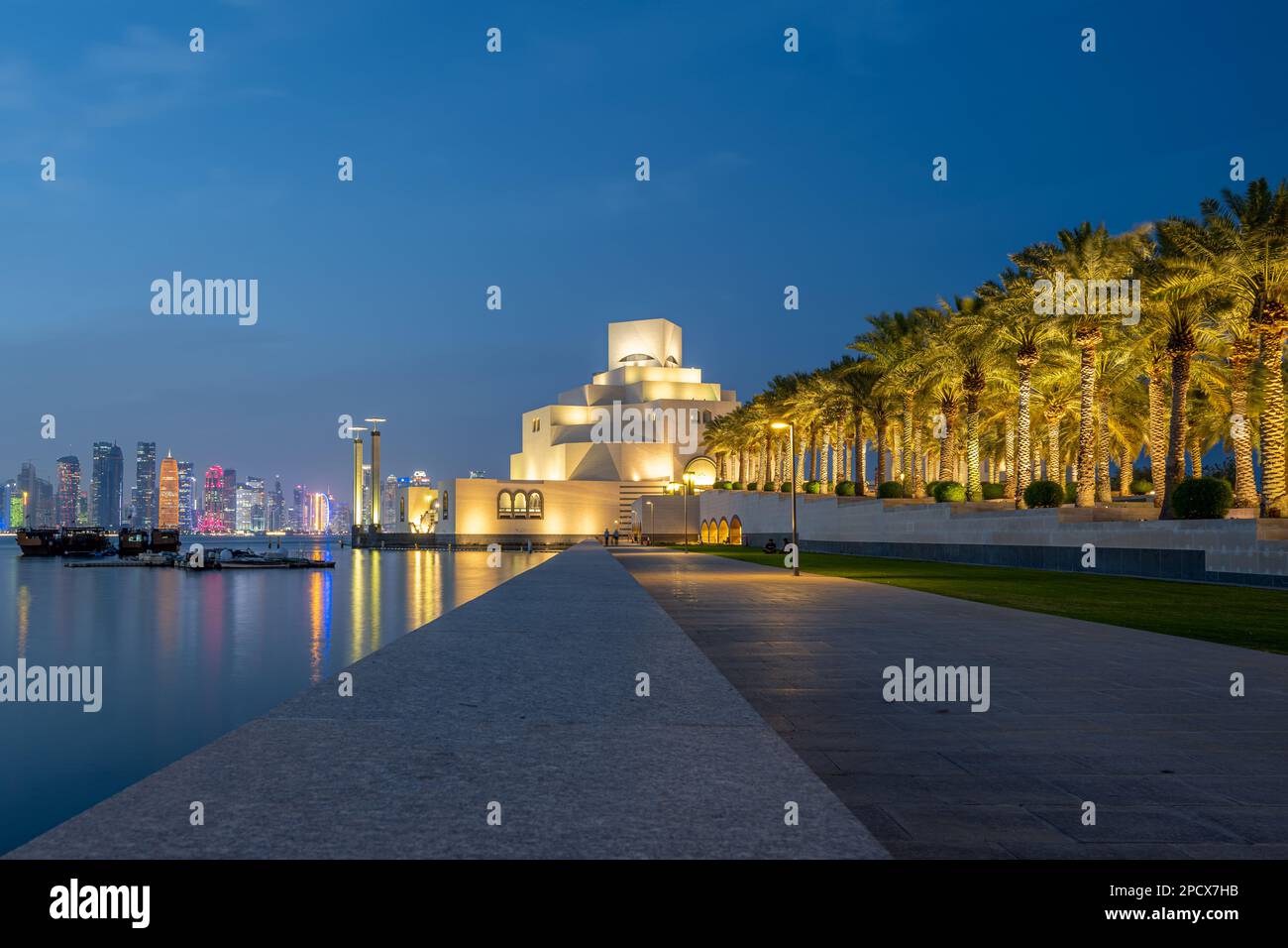 Doha, Qatar - 09 mars 2023 : musée d'art islamique en plein jour, vue extérieure avec fontaine en premier plan et nuages dans le ciel en arrière-plan Banque D'Images