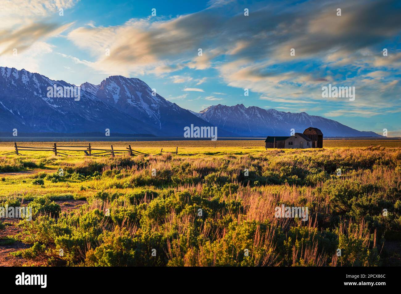 Coucher de soleil sur une ferme historique à Mormon Row dans le parc national de Grand Teton, Wyoming Banque D'Images