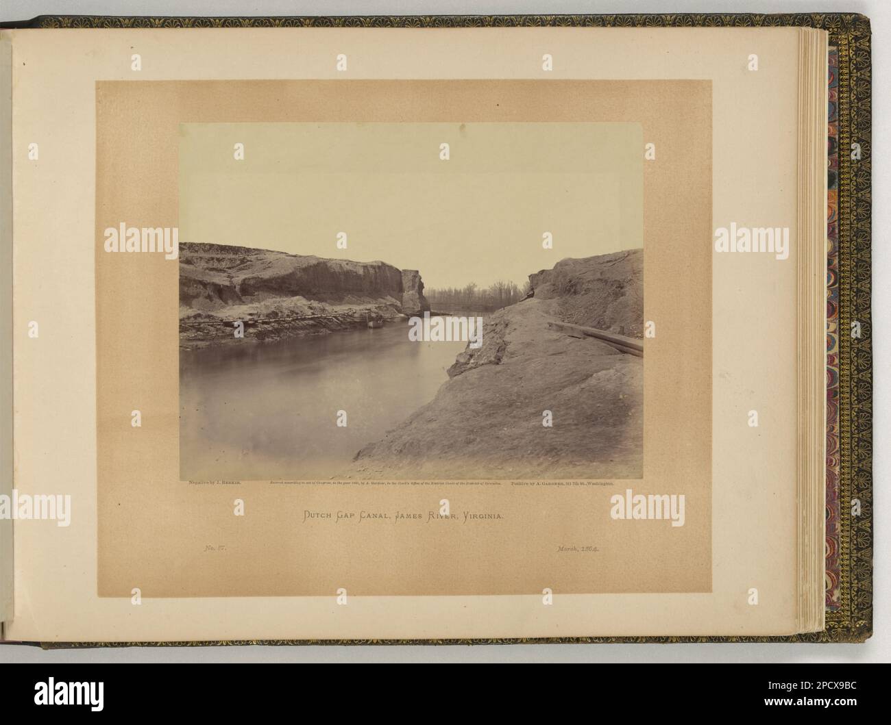 Dutch Gap Canal, James River, Virginie / négatif par J. Reekie, positif par A. Gardner. Illus. Dans : le livre de croquis de la guerre de Gardner / Alexander Gardner. Washington, D.C. : Philp & Solomons, [c1866], v. 2, no 87, droit d'auteur par A. Gardner, titre de l'article. Canaux, Virginie, 1860-1870, Rivers, Virginie, 1860-1870, James River (Virginie), 1860-1870, États-Unis, History, Guerre civile, 1861-1865, Transports. Banque D'Images