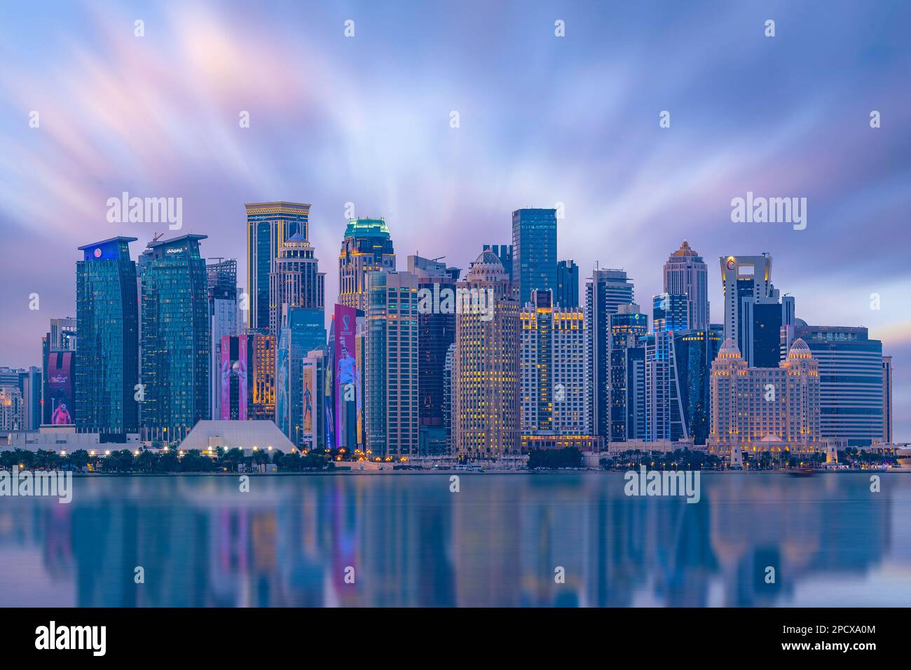 Magnifique vue panoramique de Doha en début de matinée depuis le port de Mina Banque D'Images